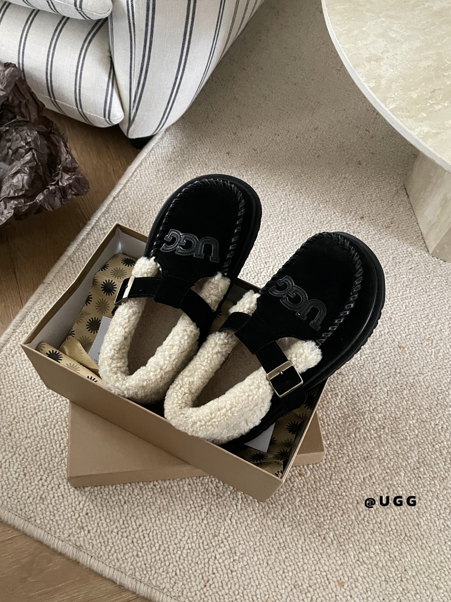 🔥𝐔*𝐠 ₂₀₂₅ . 翻毛泰迪乐福鞋鞋面皮革缝制logo 质感超棒翻毛搭扣设计 满满精致复古风牛反绒搭