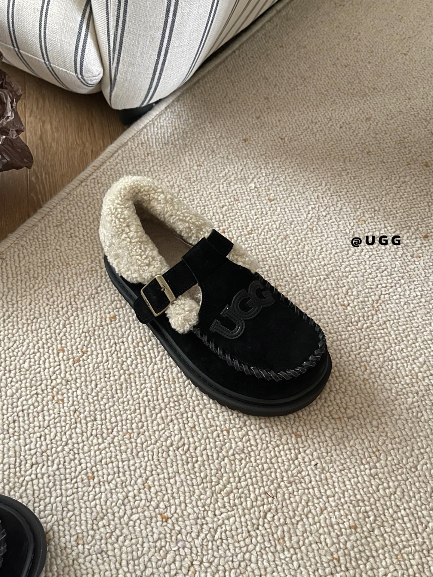 🔥𝐔*𝐠 ₂₀₂₅ . 翻毛泰迪乐福鞋鞋面皮革缝制logo 质感超棒翻毛搭扣设计 满满精致复古风牛反绒搭