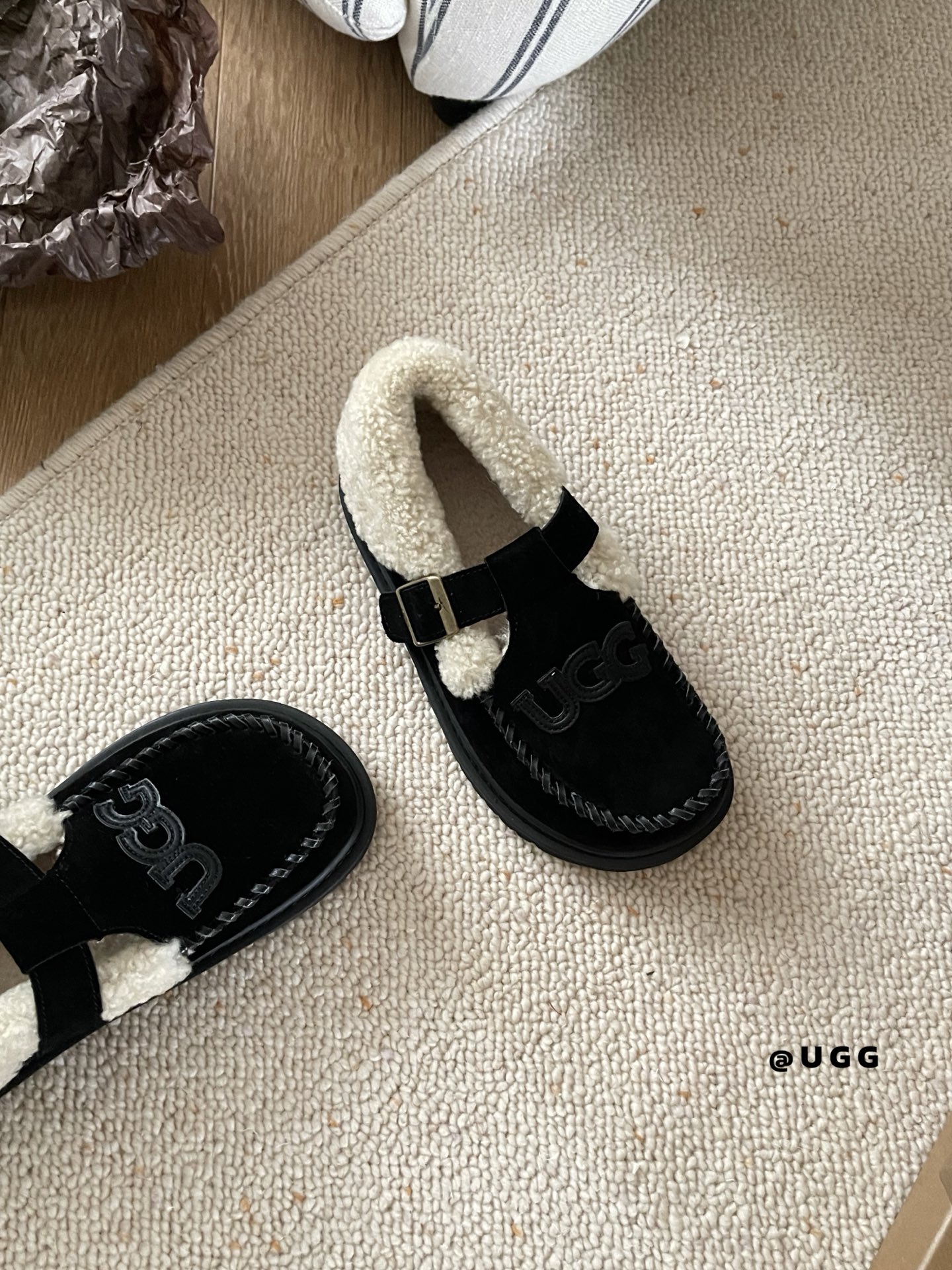 🔥𝐔*𝐠 ₂₀₂₅ . 翻毛泰迪乐福鞋鞋面皮革缝制logo 质感超棒翻毛搭扣设计 满满精致复古风牛反绒搭