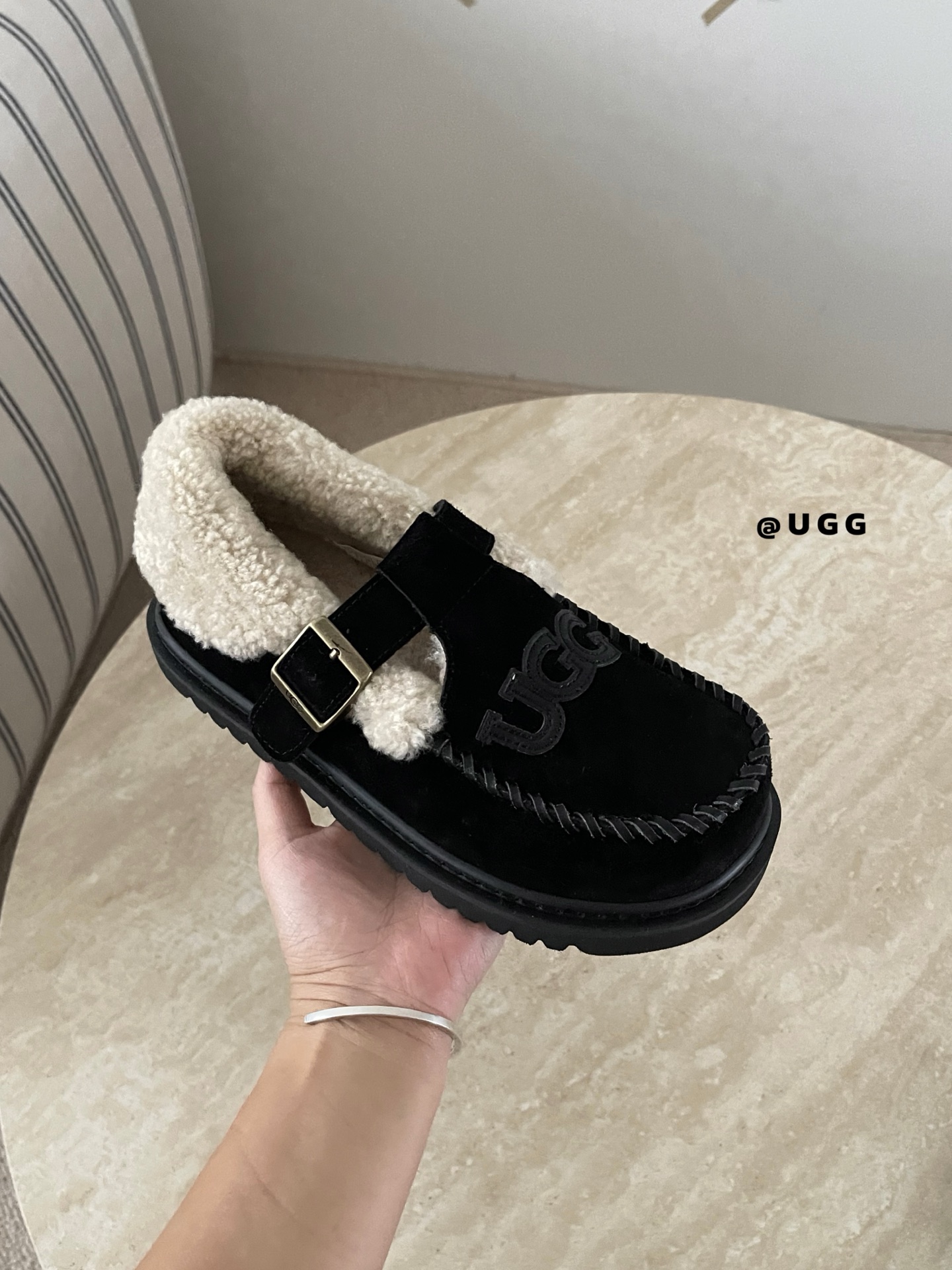 🔥𝐔*𝐠 ₂₀₂₅ . 翻毛泰迪乐福鞋鞋面皮革缝制logo 质感超棒翻毛搭扣设计 满满精致复古风牛反绒搭