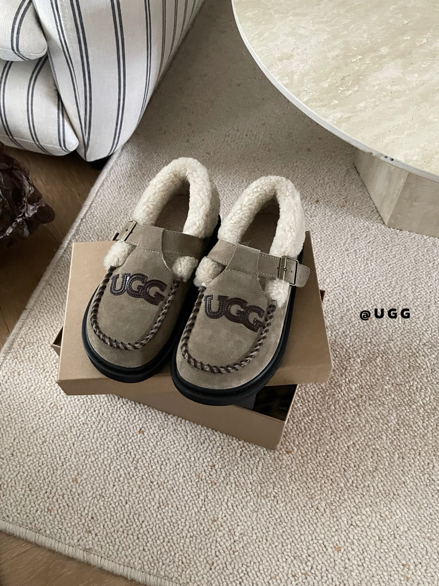 🔥𝐔*𝐠 ₂₀₂₅ . 翻毛泰迪乐福鞋鞋面皮革缝制logo 质感超棒翻毛搭扣设计 满满精致复古风牛反绒搭
