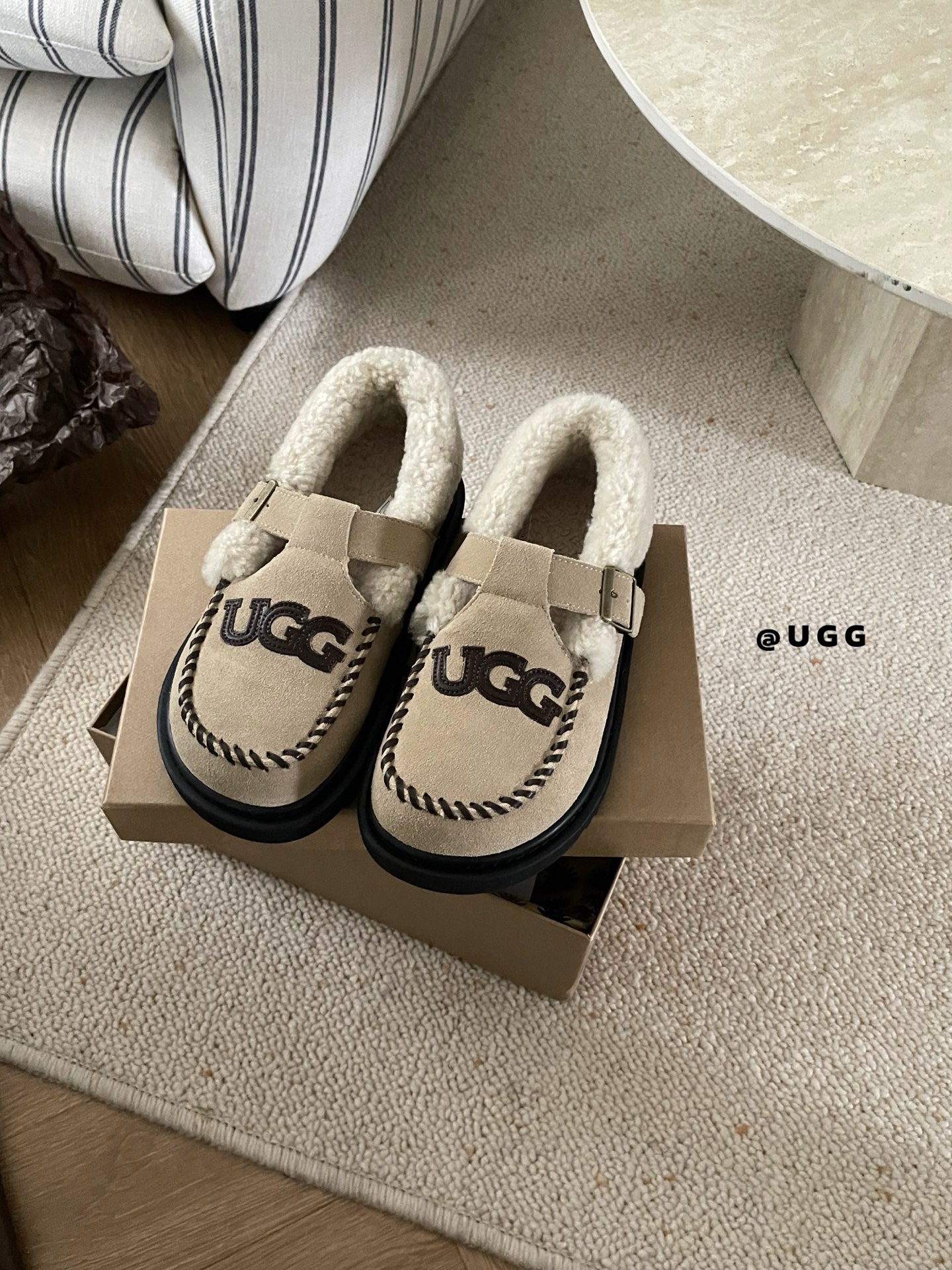 🔥𝐔*𝐠 ₂₀₂₅ . 翻毛泰迪乐福鞋鞋面皮革缝制logo 质感超棒翻毛搭扣设计 满满精致复古风牛反绒搭