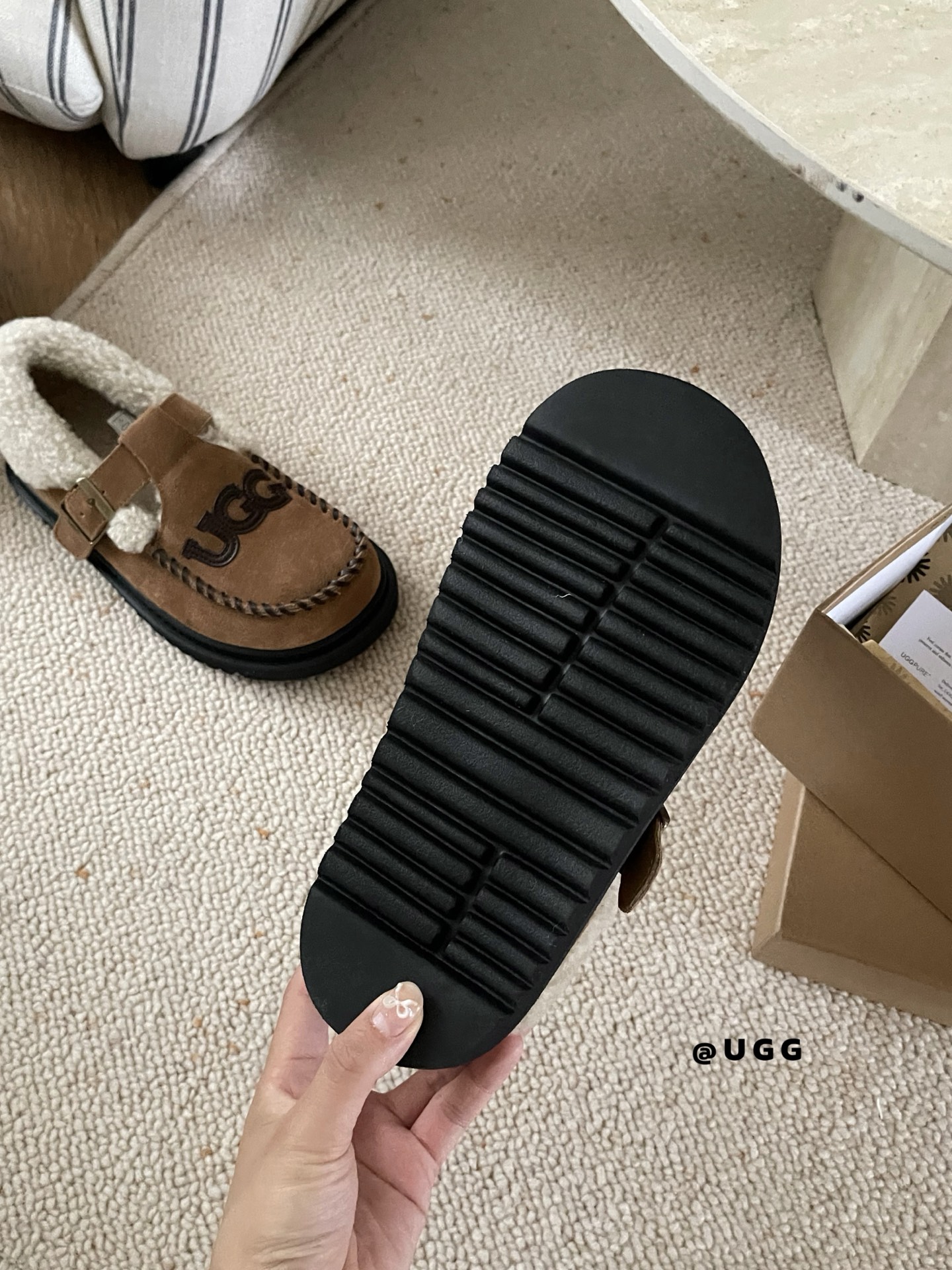🔥𝐔*𝐠 ₂₀₂₅ . 翻毛泰迪乐福鞋鞋面皮革缝制logo 质感超棒翻毛搭扣设计 满满精致复古风牛反绒搭