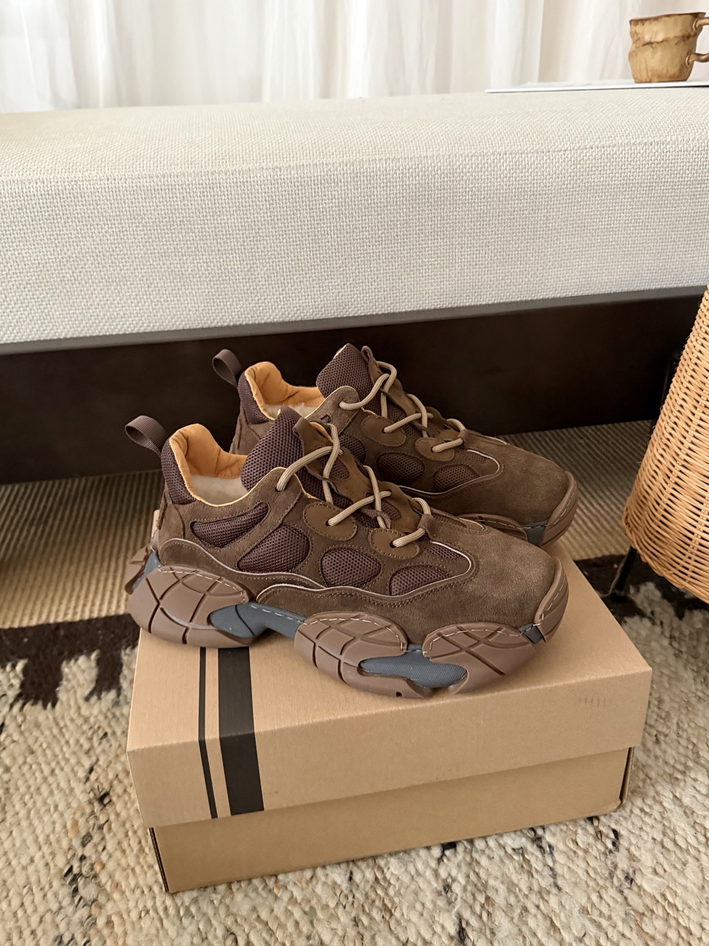 NO:615619,* . YS-2576 special-shaped sports dad shoes, sporty and comfortable version, casual and versatile, private model outsole, comfortable and good anti-slip effect, sheepskin lining inside, beautiful appearance and material, will not freeze your feet in winter, must be arranged!  Size39-44, dad shoes, sheepskin19860909* . YS-2576 异形运动老爹鞋 运动舒适的版型 休闲百搭 私模大底 舒适且防滑效果好 内里羊皮毛一体 有颜又有料 不冻脚过冬 必须要安排上！ Size39 - 44,老爹鞋,sheepskin,Women's Shoes