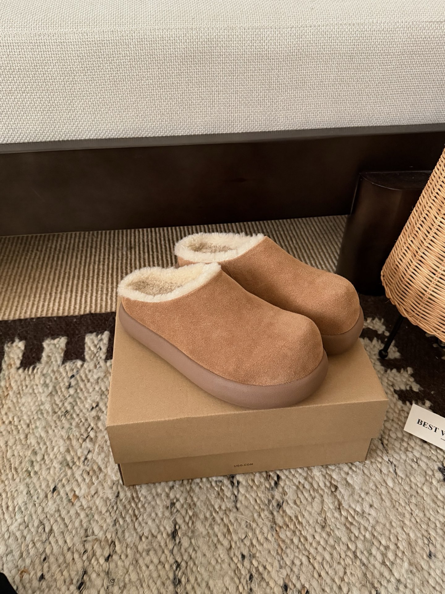 NO:577797,* . Thick-soled small potato half-flops, an upgraded version of the popular style, thick-soled perfect fit, heightening and elongating the legs, versatile, fashionable and old-fashioned, teddy curly hair inside, super autumn and winter atmosphere. Size35 - 40, furry shoes19860909* . 厚底小土豆半拖 升级版爆款 厚底完美版型 增高拉长腿型 百搭洋气又老钱 内里泰迪小卷毛 超有秋冬氛围感. Size35 - 40,毛毛鞋,Women's Shoes