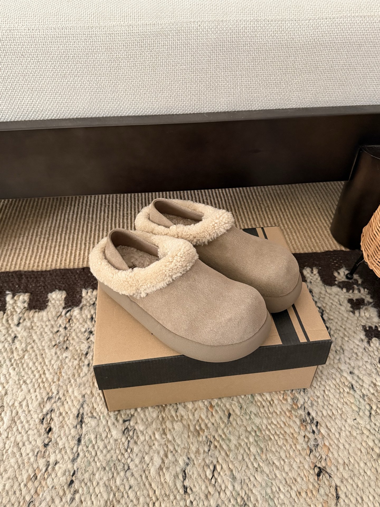 NO:593633,Antelope brown details., half-flop fur shoes19860909羚羊棕细节.,半拖毛毛鞋,Women's Shoes