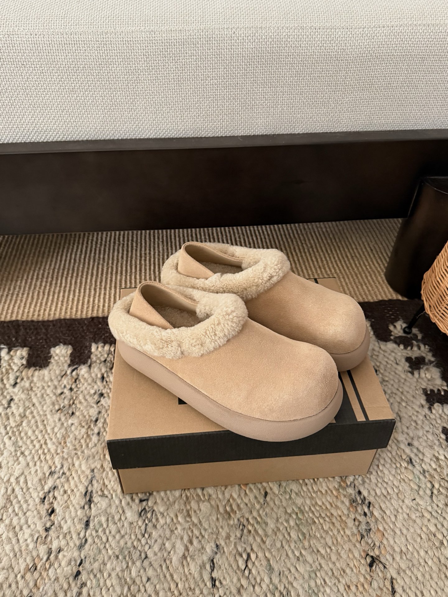 NO:593631,Sand color details., half-fleece shoes19860909沙色细节.,半拖毛毛鞋,Women's Shoes