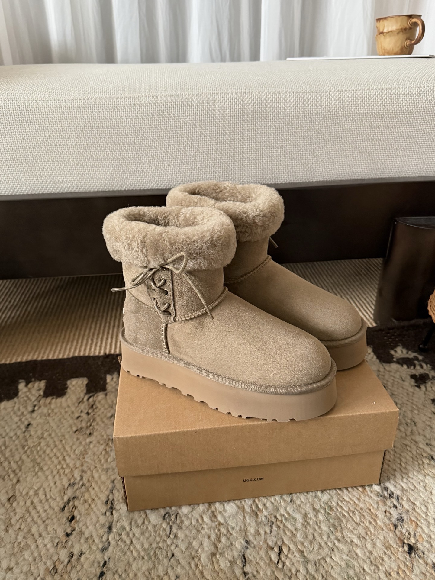 NO:615594,UGG. Teddy bow snow boots. The bow is very sweet. Thick soles are invisible**. It lengthens the leg curves. Teddy curly hair must be arranged in autumn and winter!  Size35-40,snow boots,boots19860909UGG . 泰迪蝴蝶结雪地靴 蝴蝶结的甜美很 厚底隐形** 拉长腿型曲线 泰迪小卷毛 秋冬必须要安排上！ Size35 - 40,雪地靴,boots,Women's Shoes