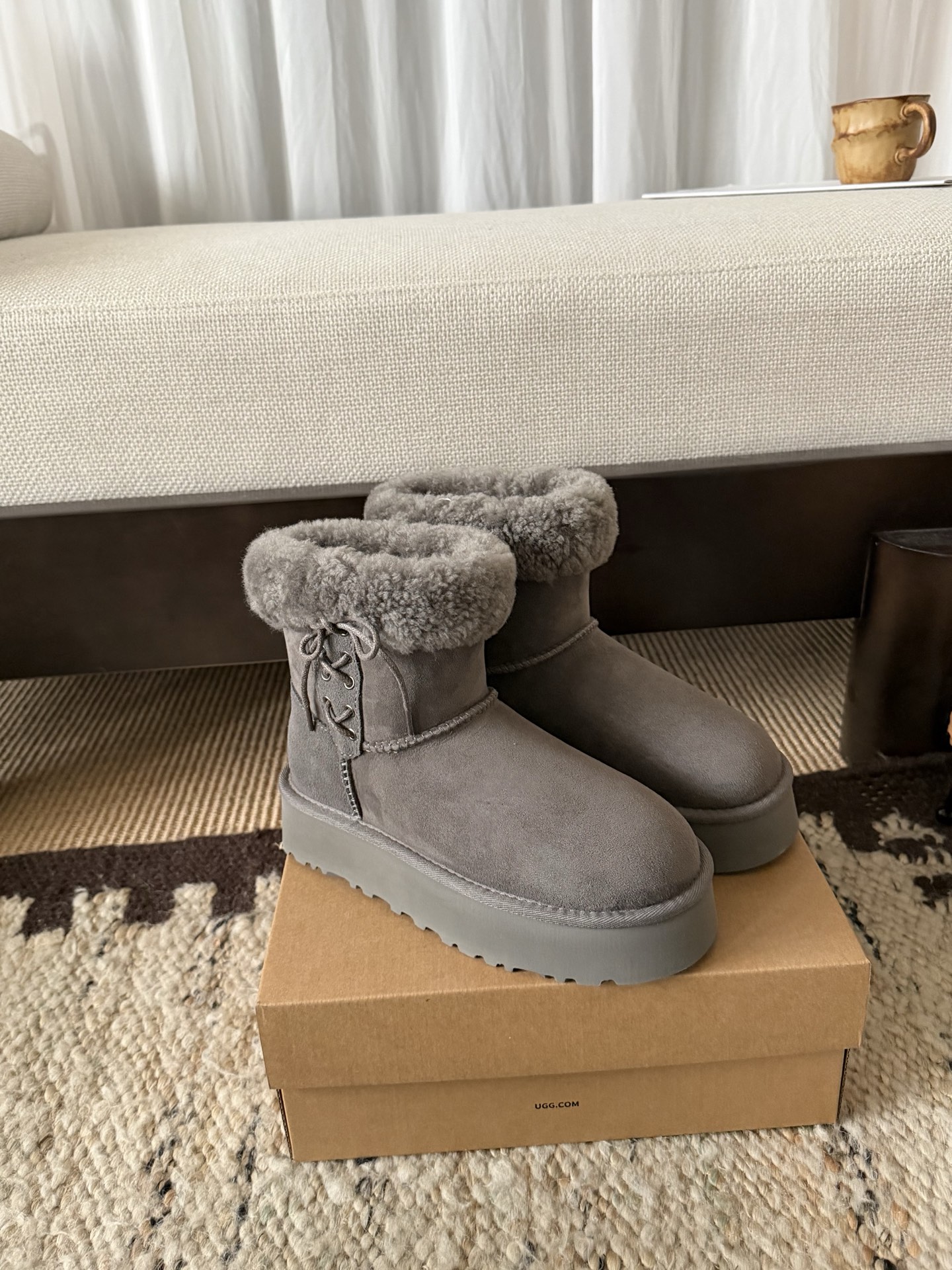 NO:615591,UGG. Teddy bow snow boots. The bow is very sweet. Thick soles can increase invisible height and lengthen the leg curves. Teddy curly hair must be arranged in autumn and winter!  Size35-40,snow boots,boots19860909UGG . 泰迪蝴蝶结雪地靴 蝴蝶结的甜美很 厚底隐形增高 拉长腿型曲线 泰迪小卷毛 秋冬必须要安排上！ Size35 - 40,雪地靴,boots,Women's Shoes