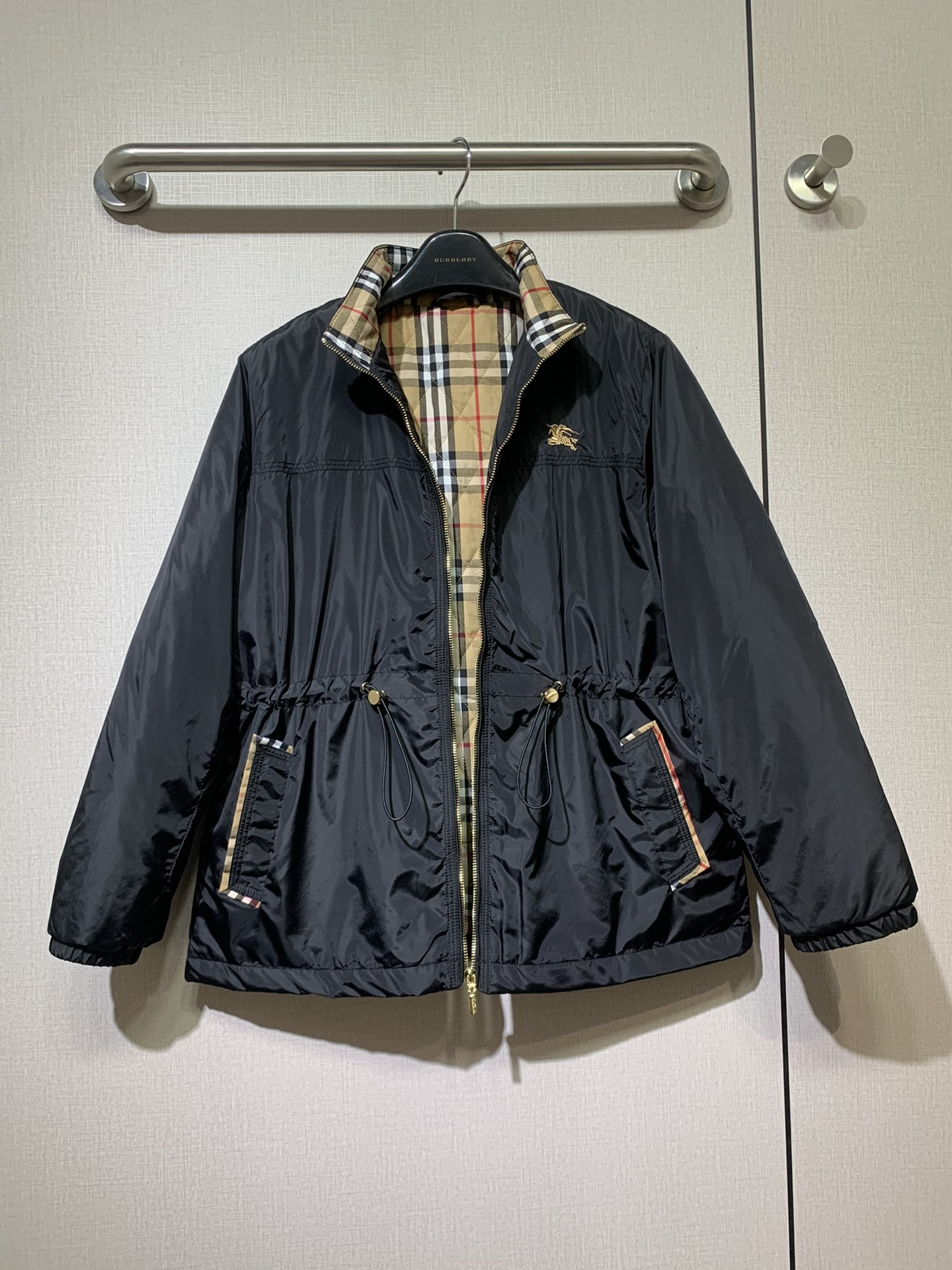Burberry Women's Early Autumn Quilted Jacket - Warm, Stylish, and Timeless 4 i1728976111 1912 2