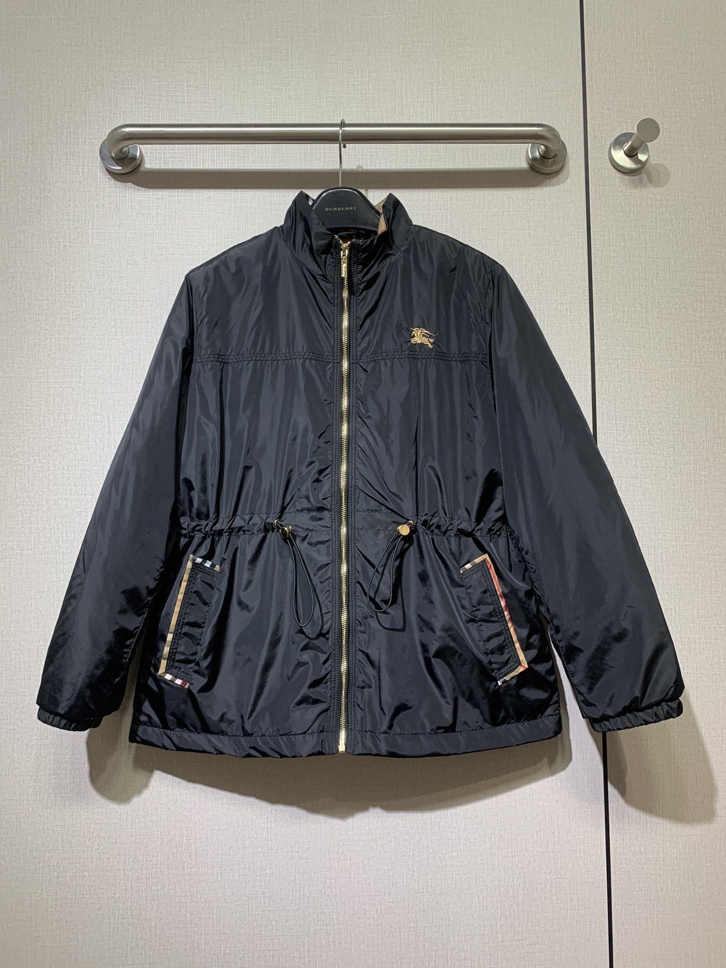 Burberry Women's Early Autumn Quilted Jacket - Warm, Stylish, and Timeless 2 i1728976112 7605 4