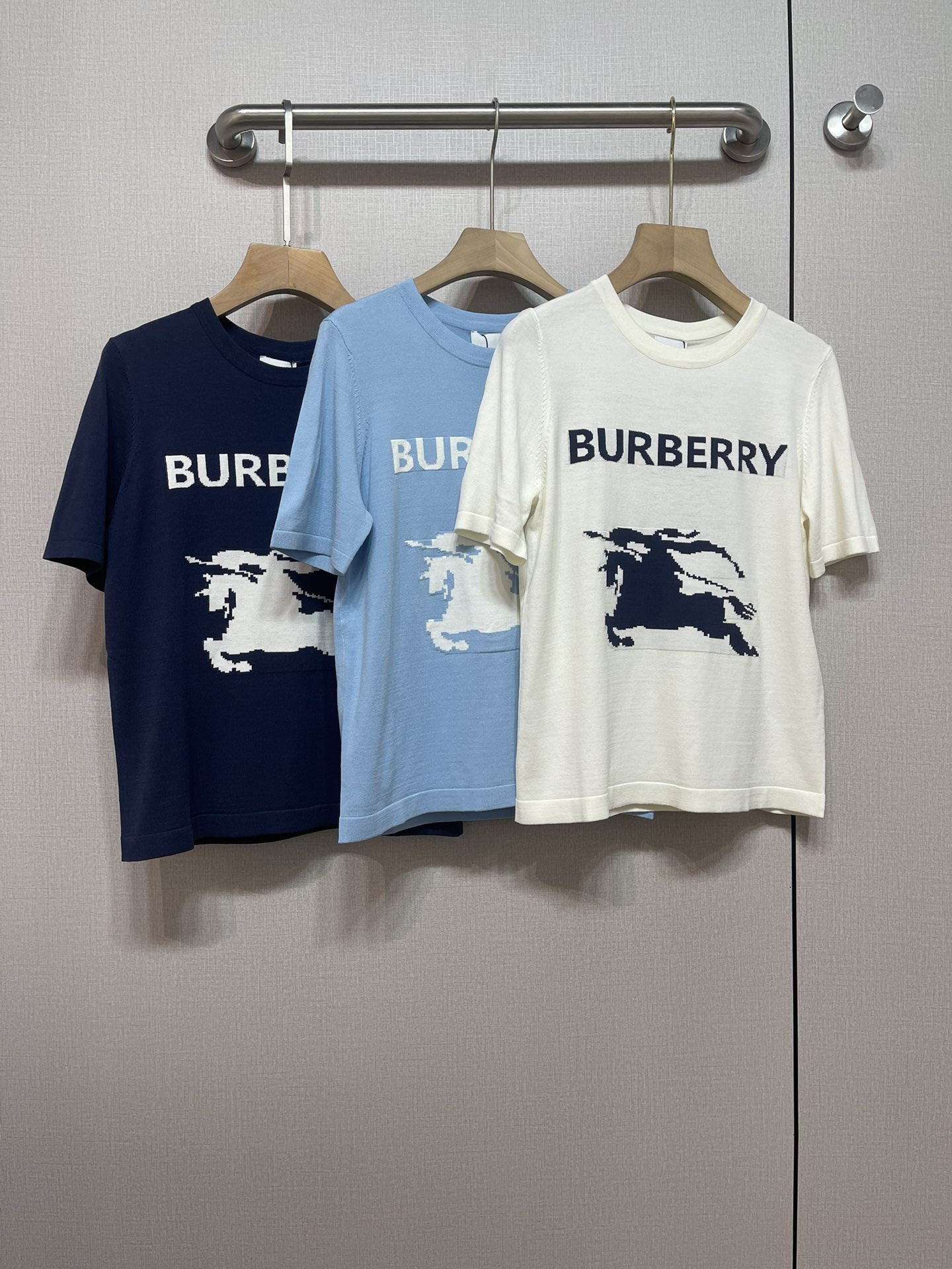 P483 Female Suit: Burberry 25 Fashionable and Comfortable with Classic Design - 图片 1