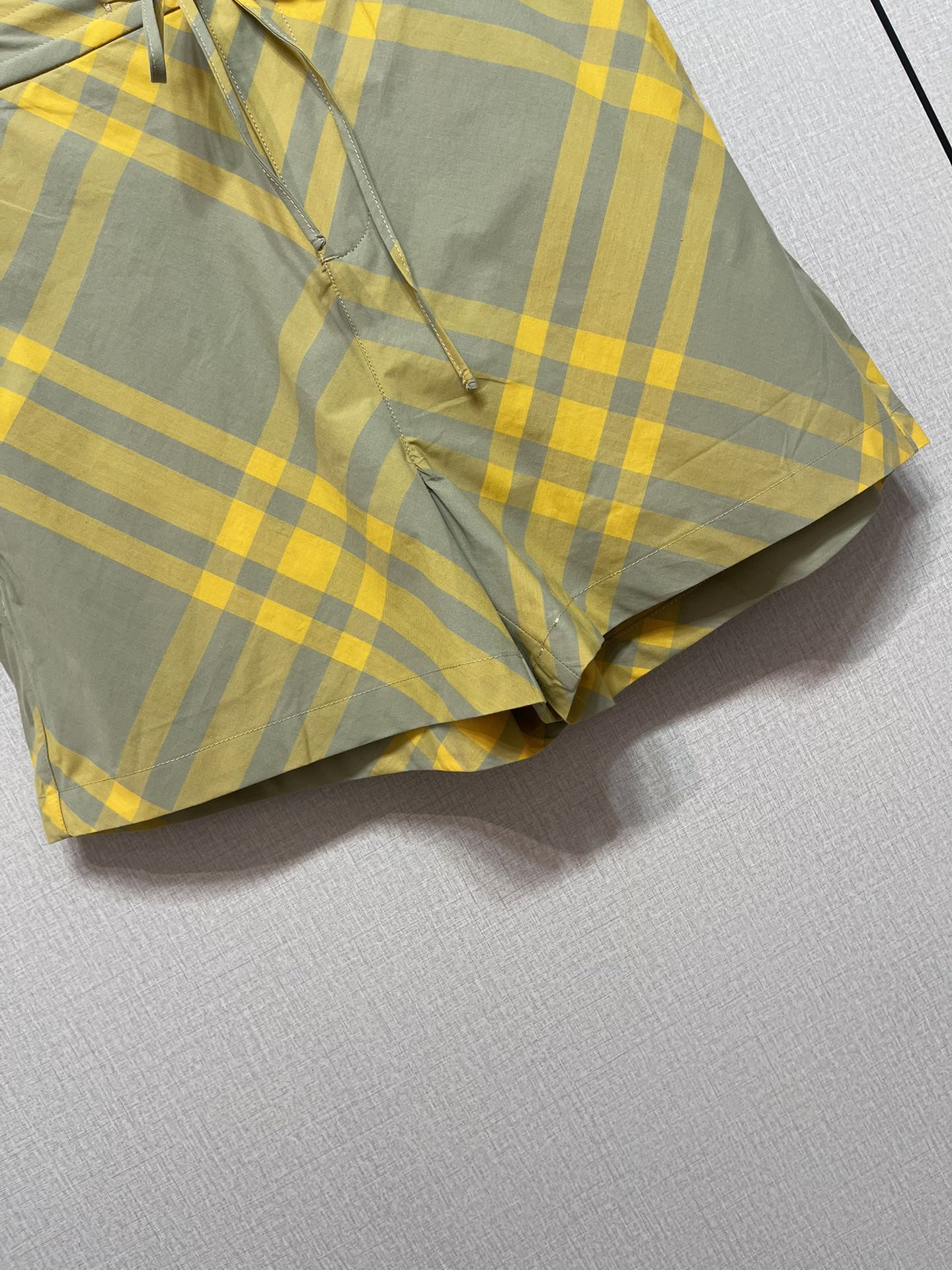 Fashion Alert: P483 Female Suit with Wrapper & Burberry Belt-Striped Leisure Pants - 图片 5