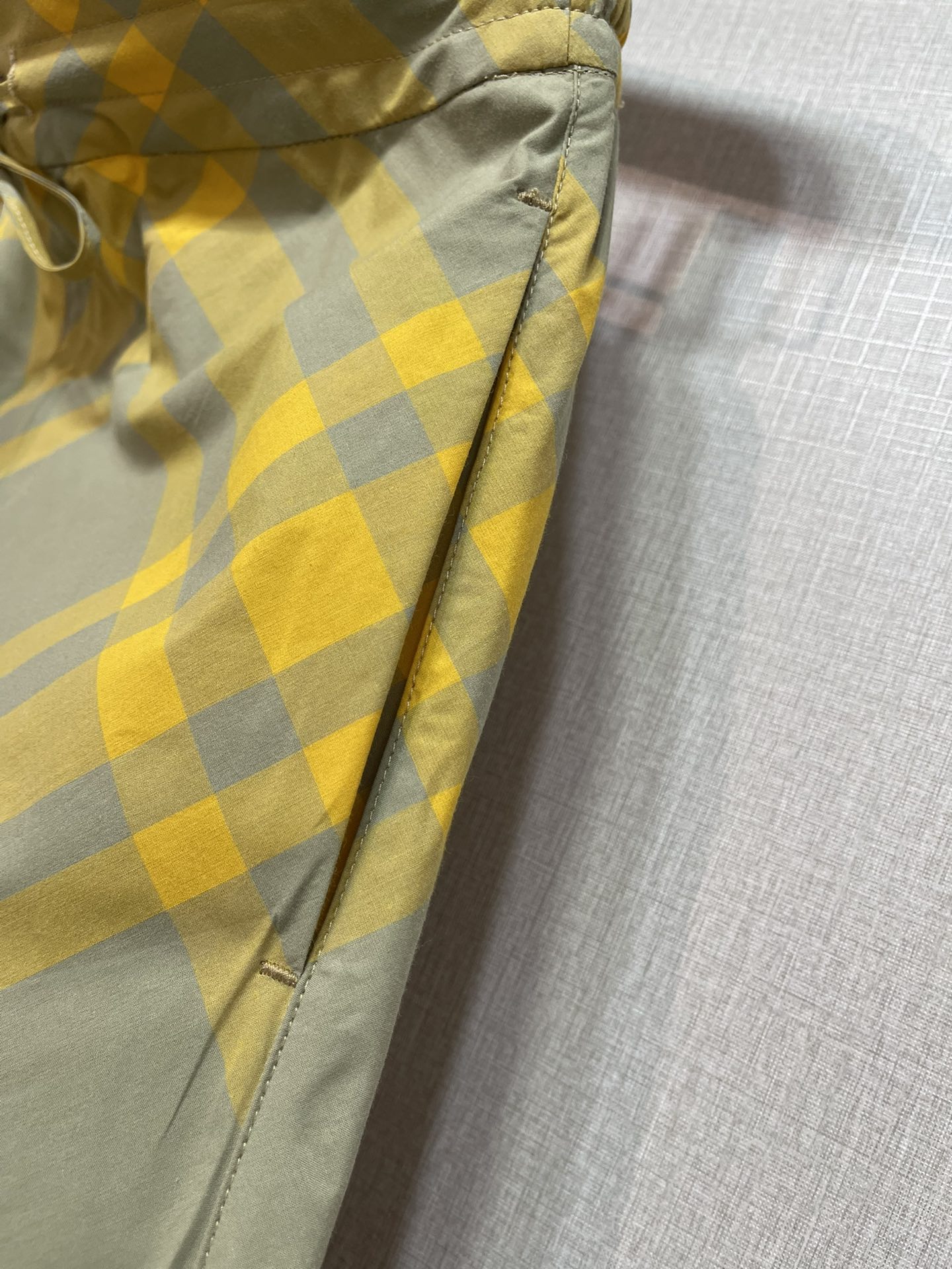 Fashion Alert: P483 Female Suit with Wrapper & Burberry Belt-Striped Leisure Pants - 图片 8