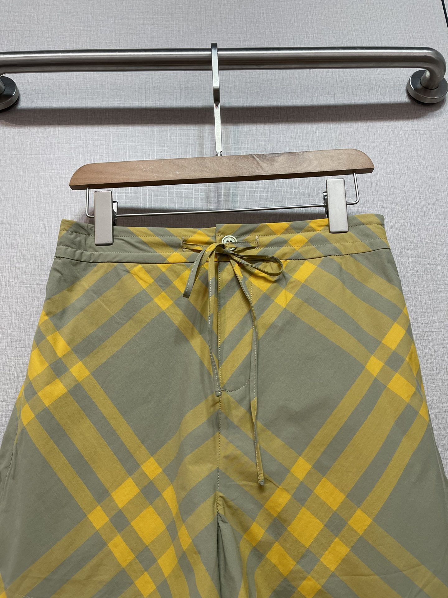 Fashion Alert: P483 Female Suit with Wrapper & Burberry Belt-Striped Leisure Pants - 图片 2