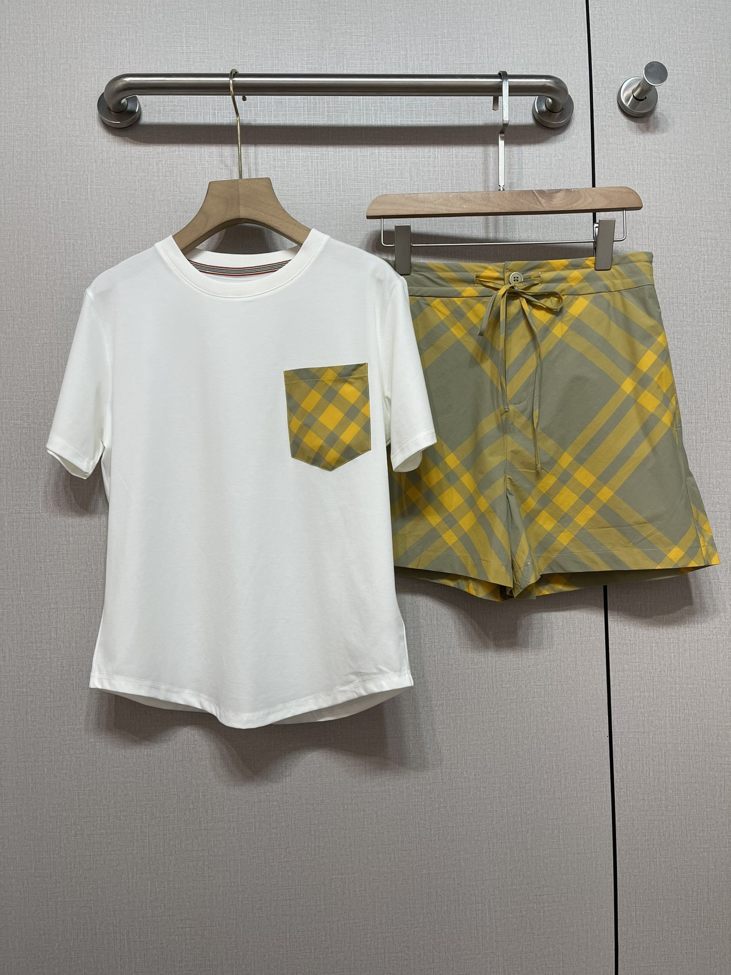 Fashion Alert: P483 Female Suit with Wrapper & Burberry Belt-Striped Leisure Pants - 图片 1