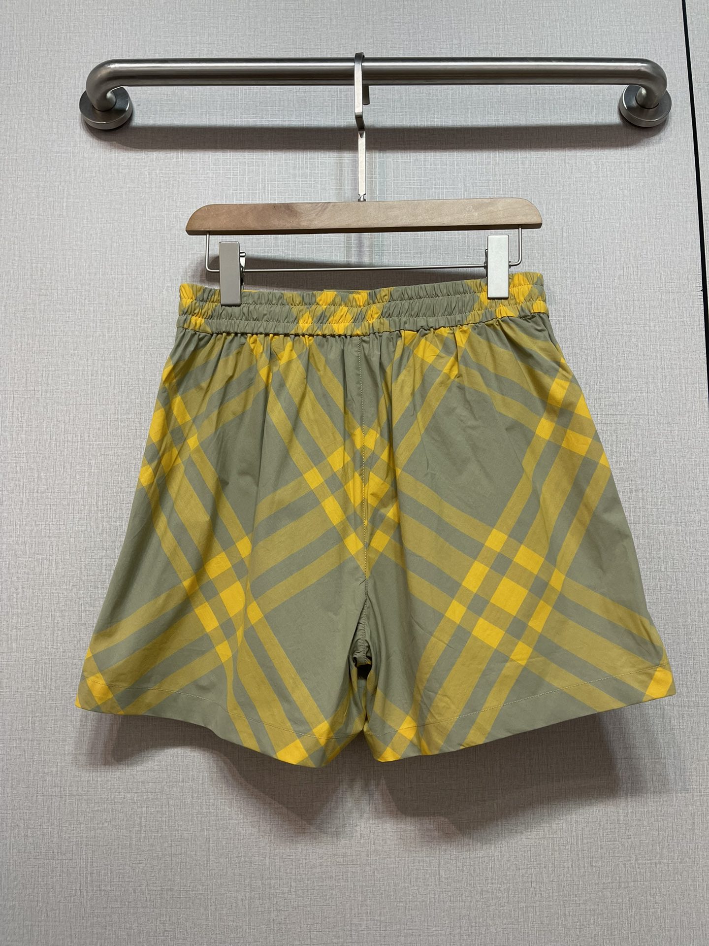 Fashion Alert: P483 Female Suit with Wrapper & Burberry Belt-Striped Leisure Pants - 图片 7