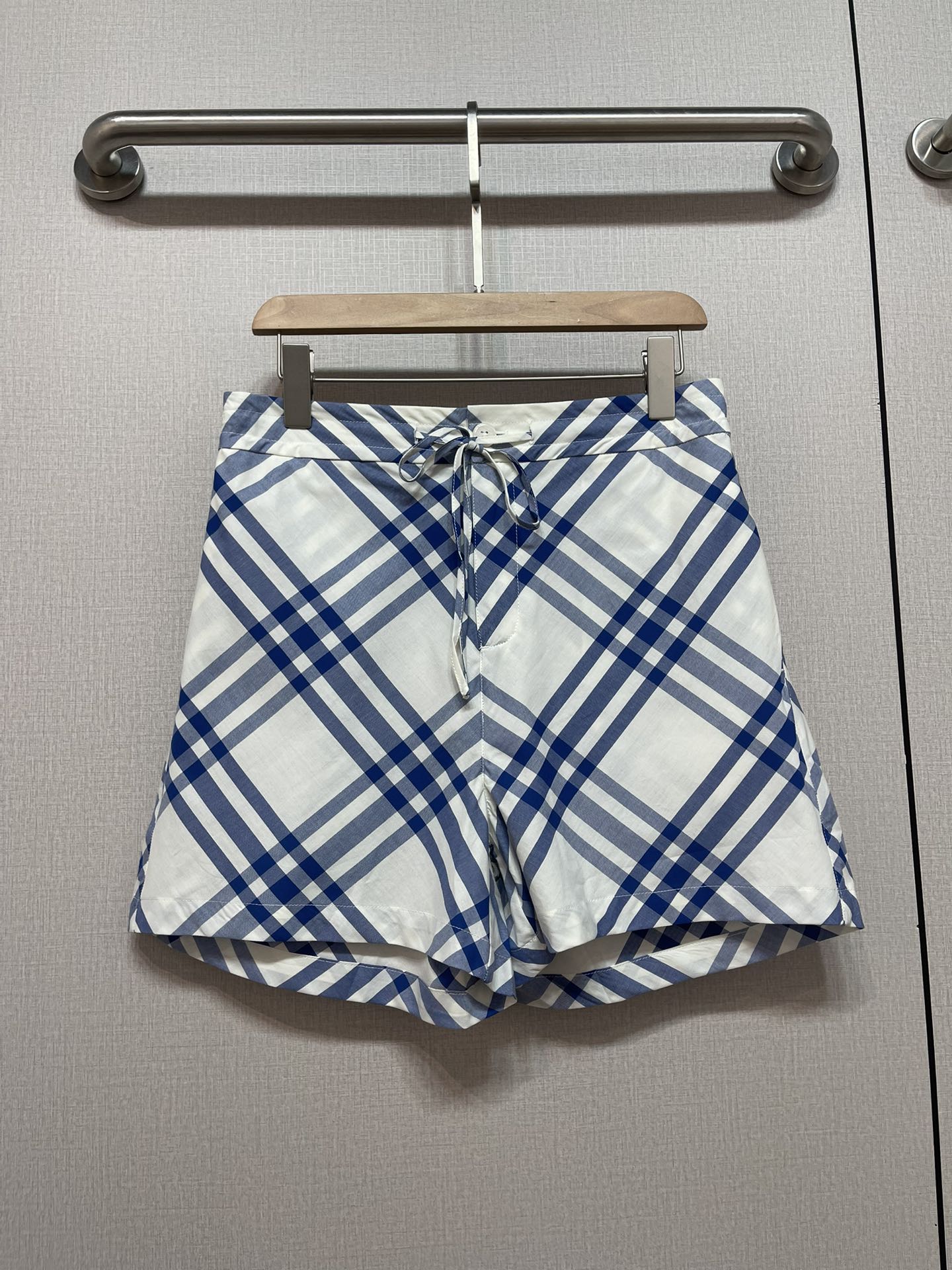 Fashion Alert: P483 Female Suit with Wrapper, Burberry Belt-Striped Leisure Pants Collection - 图片 1