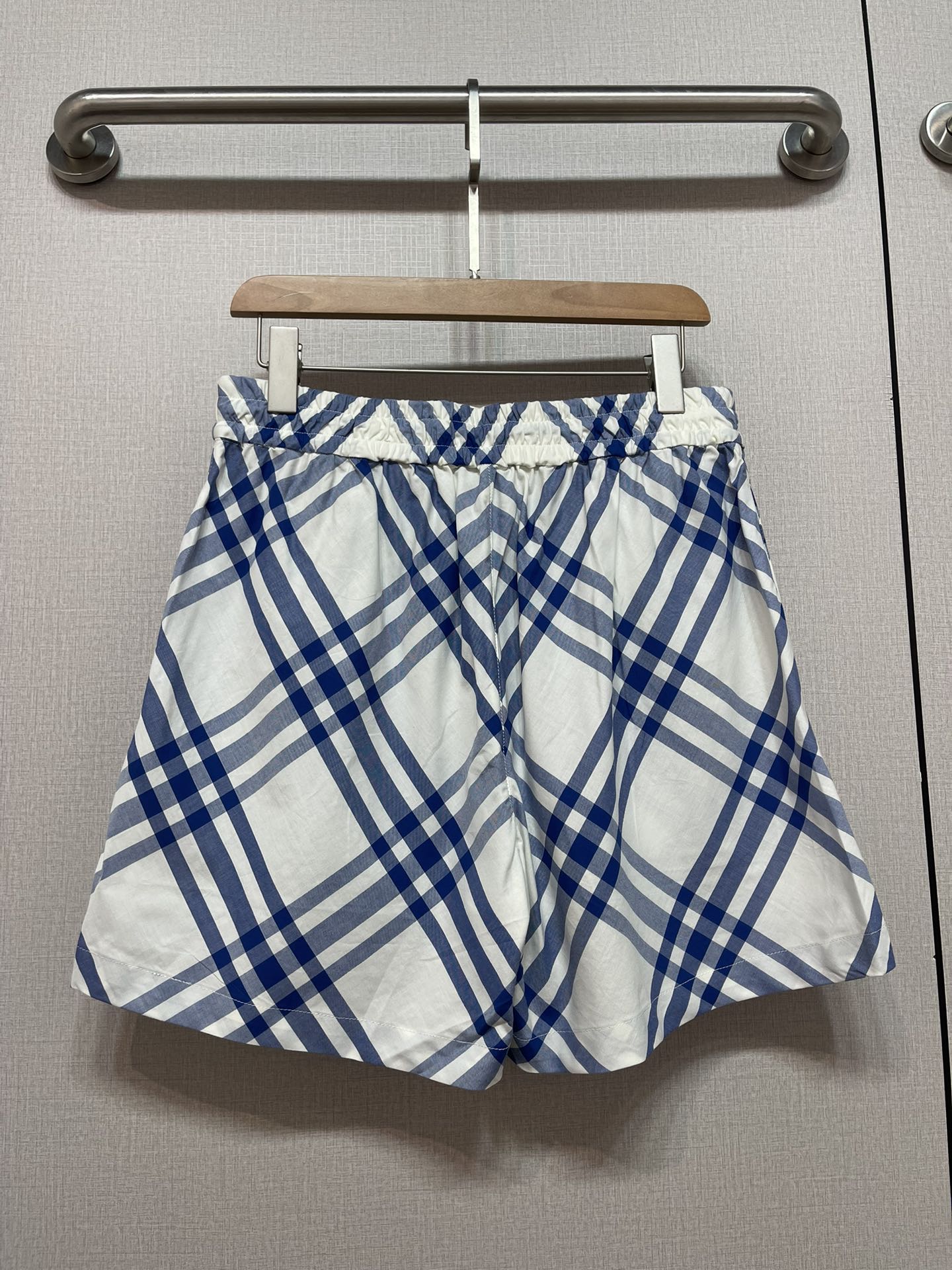 Fashion Alert: P483 Female Suit with Wrapper, Burberry Belt-Striped Leisure Pants Collection - 图片 5