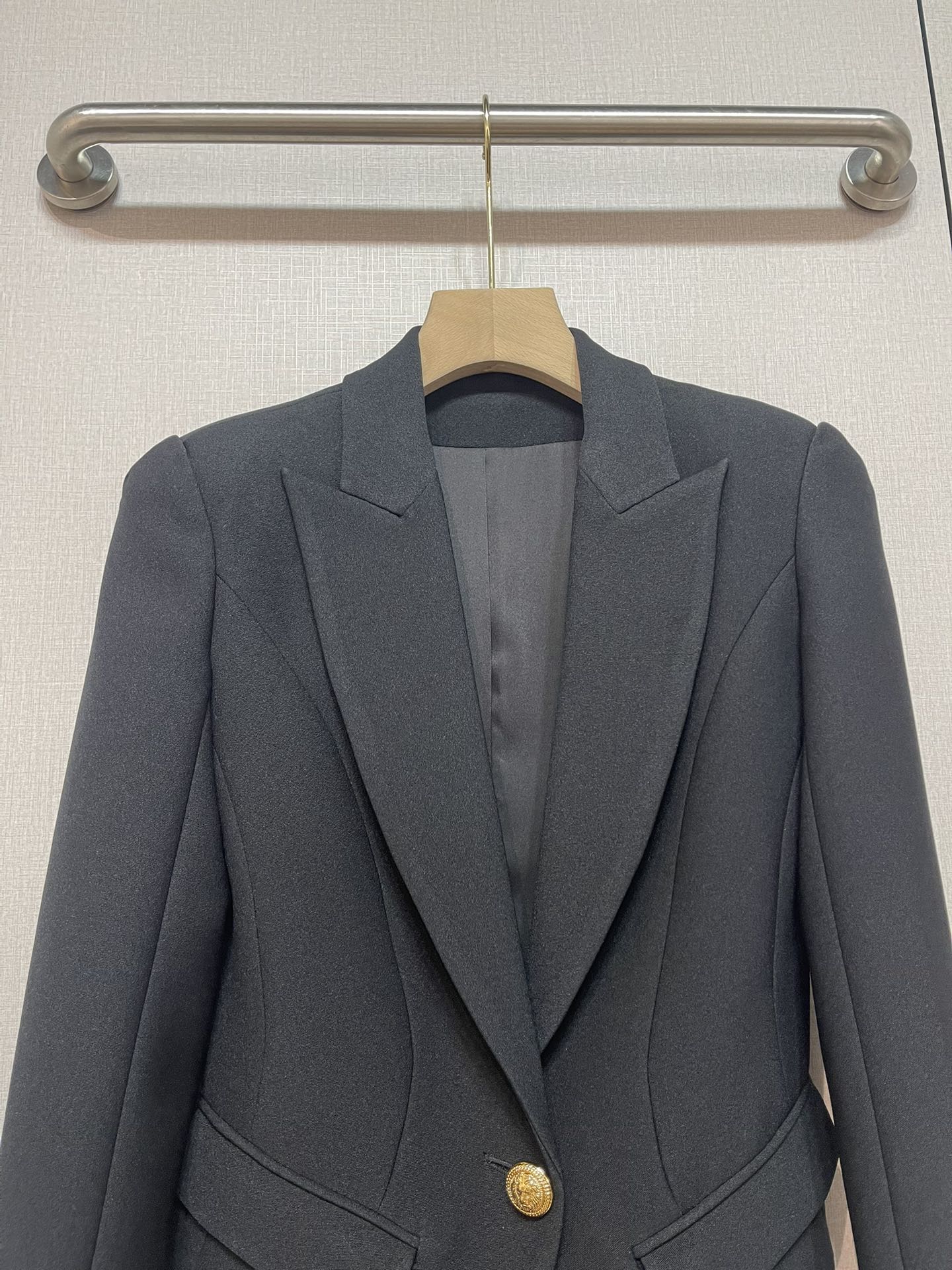 “Hard-Core Woman Fashion: P912 Black Short Suit Coat with Tacks in SMLXL Sizes” - 图片 2