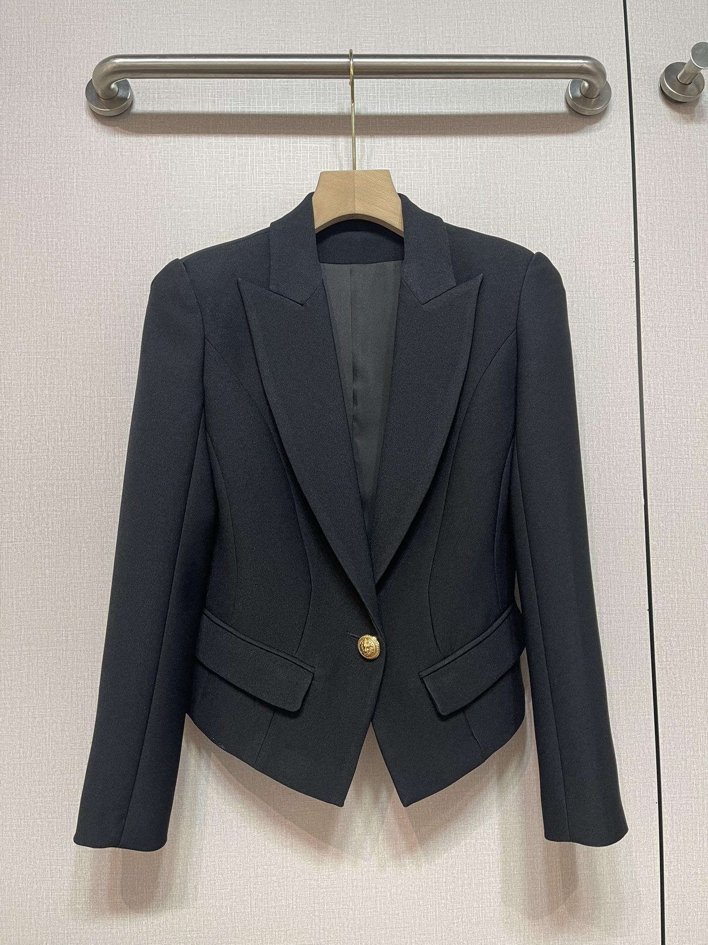 “Hard-Core Woman Fashion: P912 Black Short Suit Coat with Tacks in SMLXL Sizes” - 图片 1
