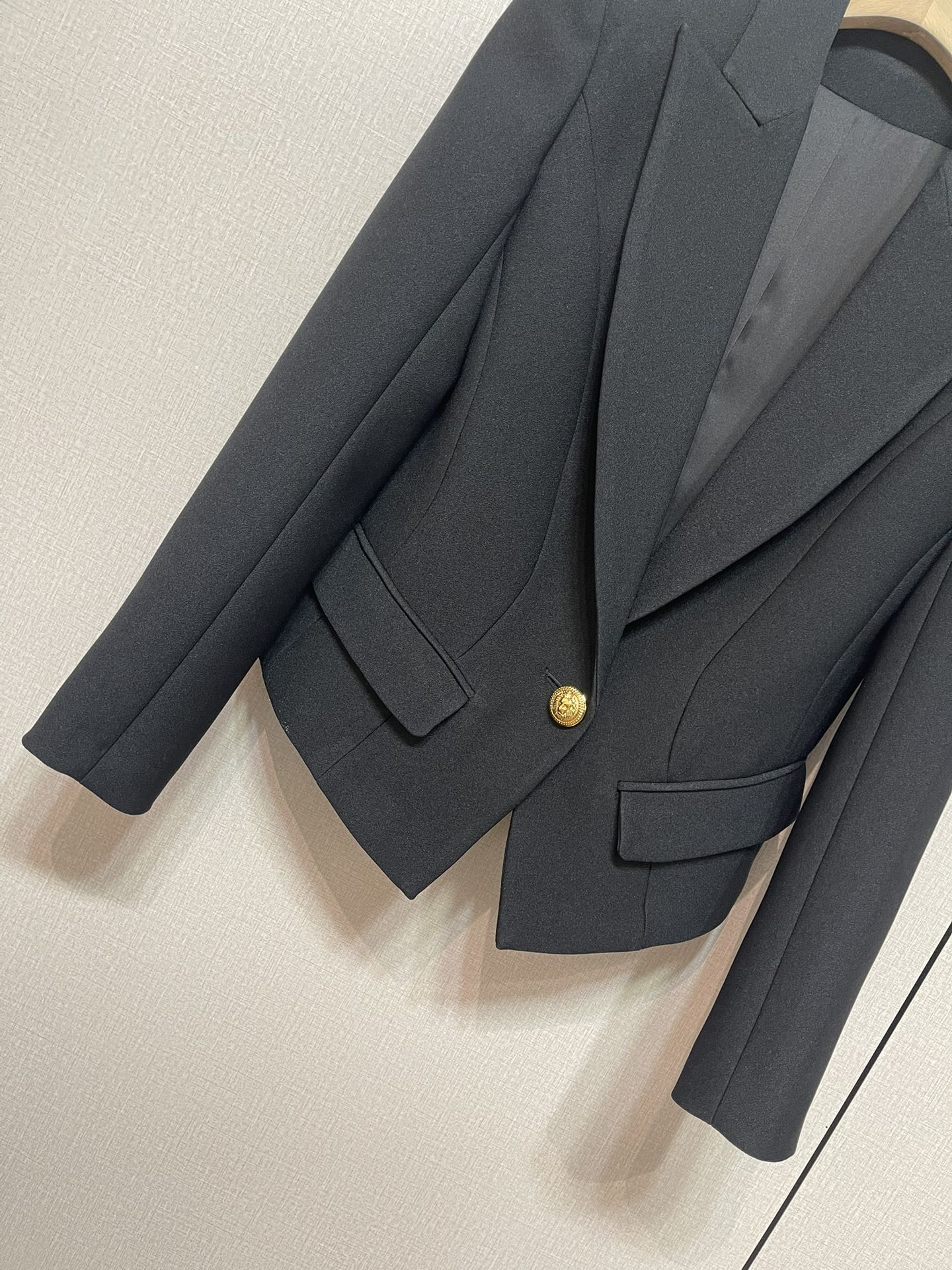 “Hard-Core Woman Fashion: P912 Black Short Suit Coat with Tacks in SMLXL Sizes” - 图片 3