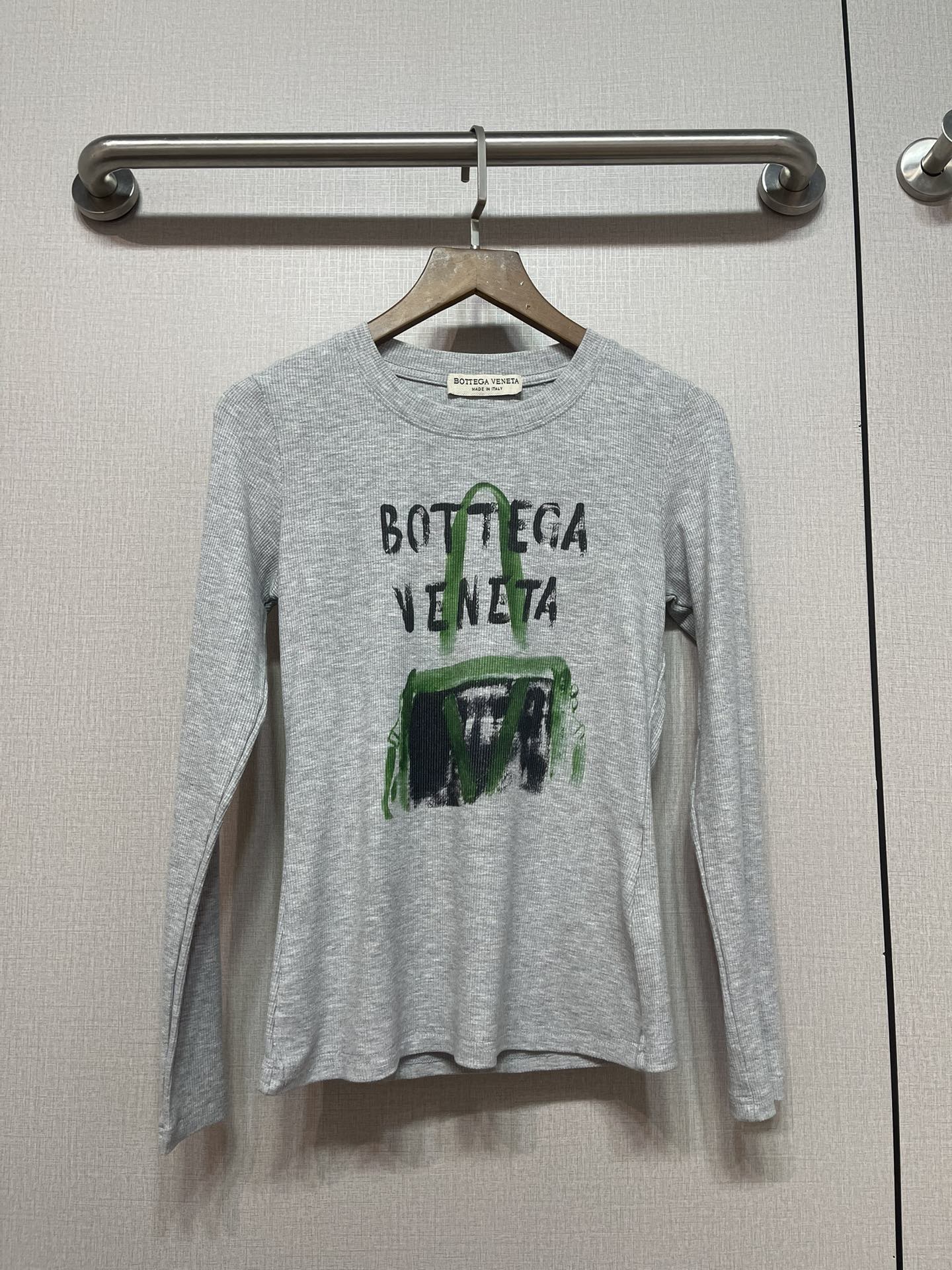 Bottega Veneta Grijze Top met Lange Mouwen en Handgeschilderde Tas
