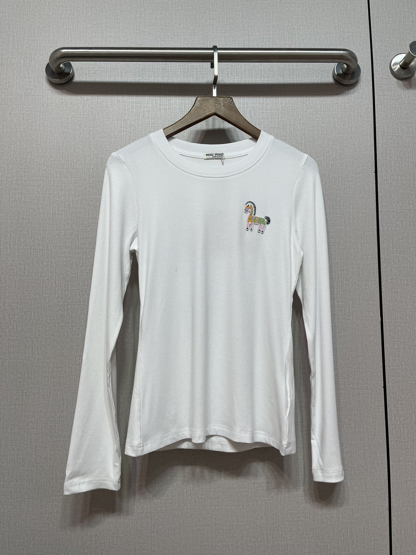 MIU! 2026 Spring/Autumn New Long-Sleeve Top with Horse Detail - Must-Have! 2 i1756361958 3282 1