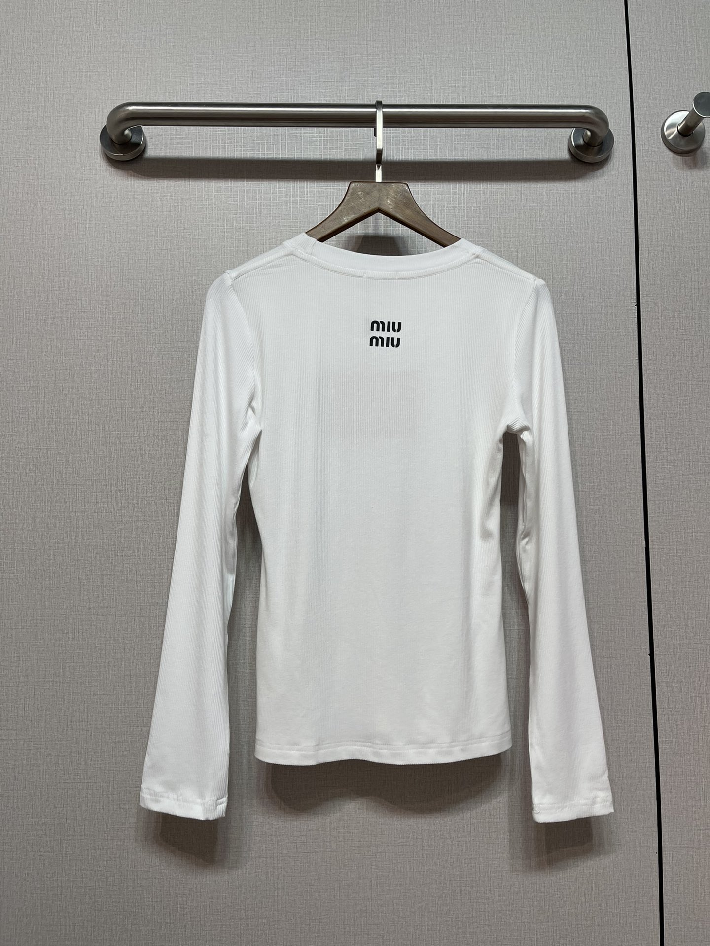 MIU! 2026 Spring/Autumn New Long-Sleeve Top with Horse Detail - Must-Have! 6 i1756361958 6252 0