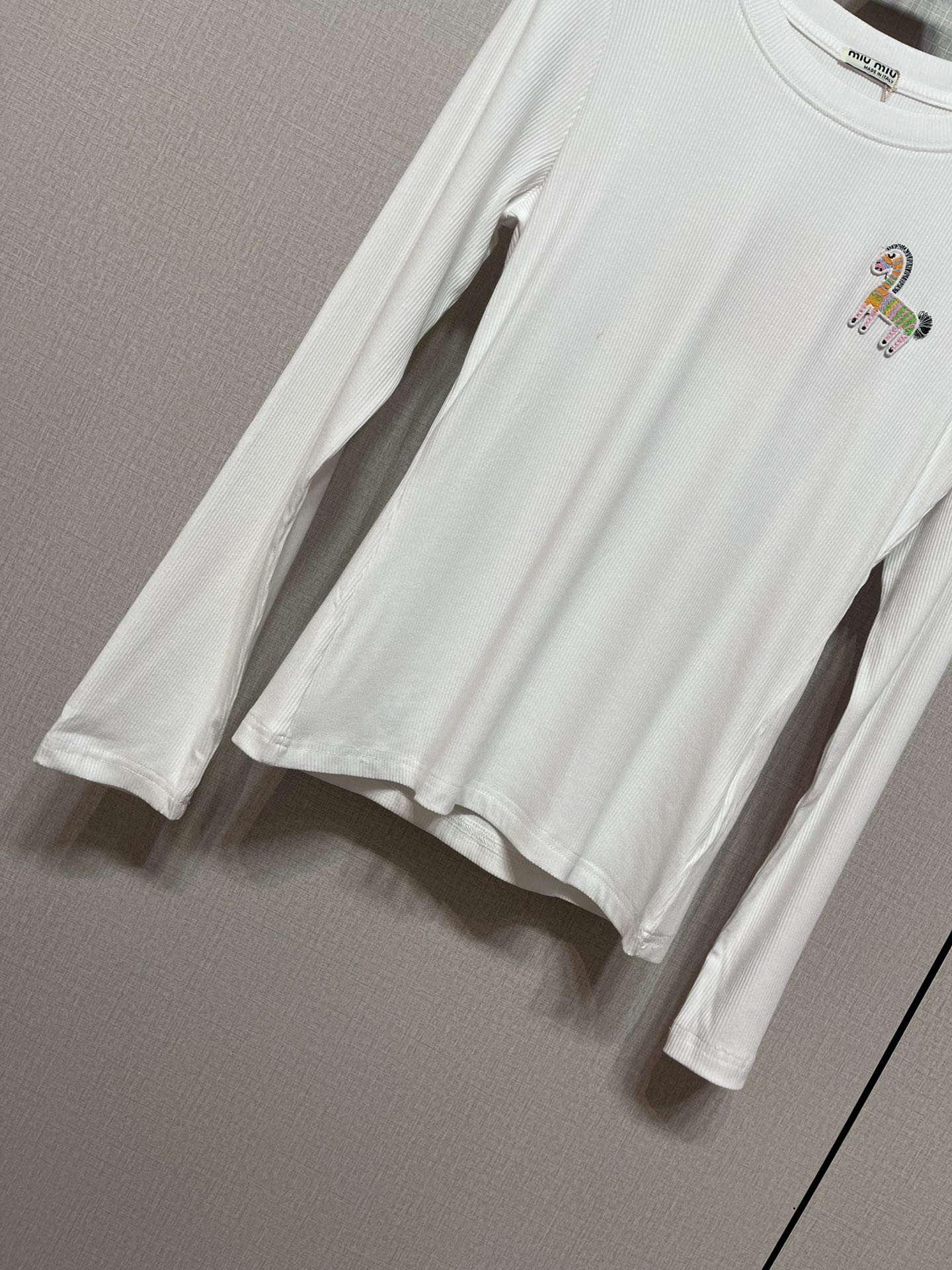 MIU! 2026 Spring/Autumn New Long-Sleeve Top with Horse Detail - Must-Have! 5 i1756361959 2004 3