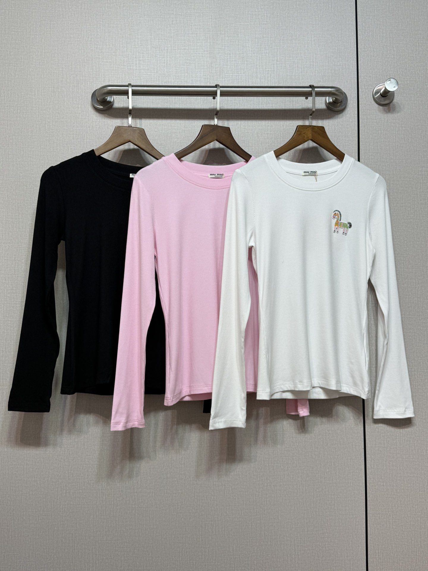 MIU! 2026 Spring/Autumn New Long-Sleeve Top with Horse Detail - Must-Have! 10 i1756361959 2272 8