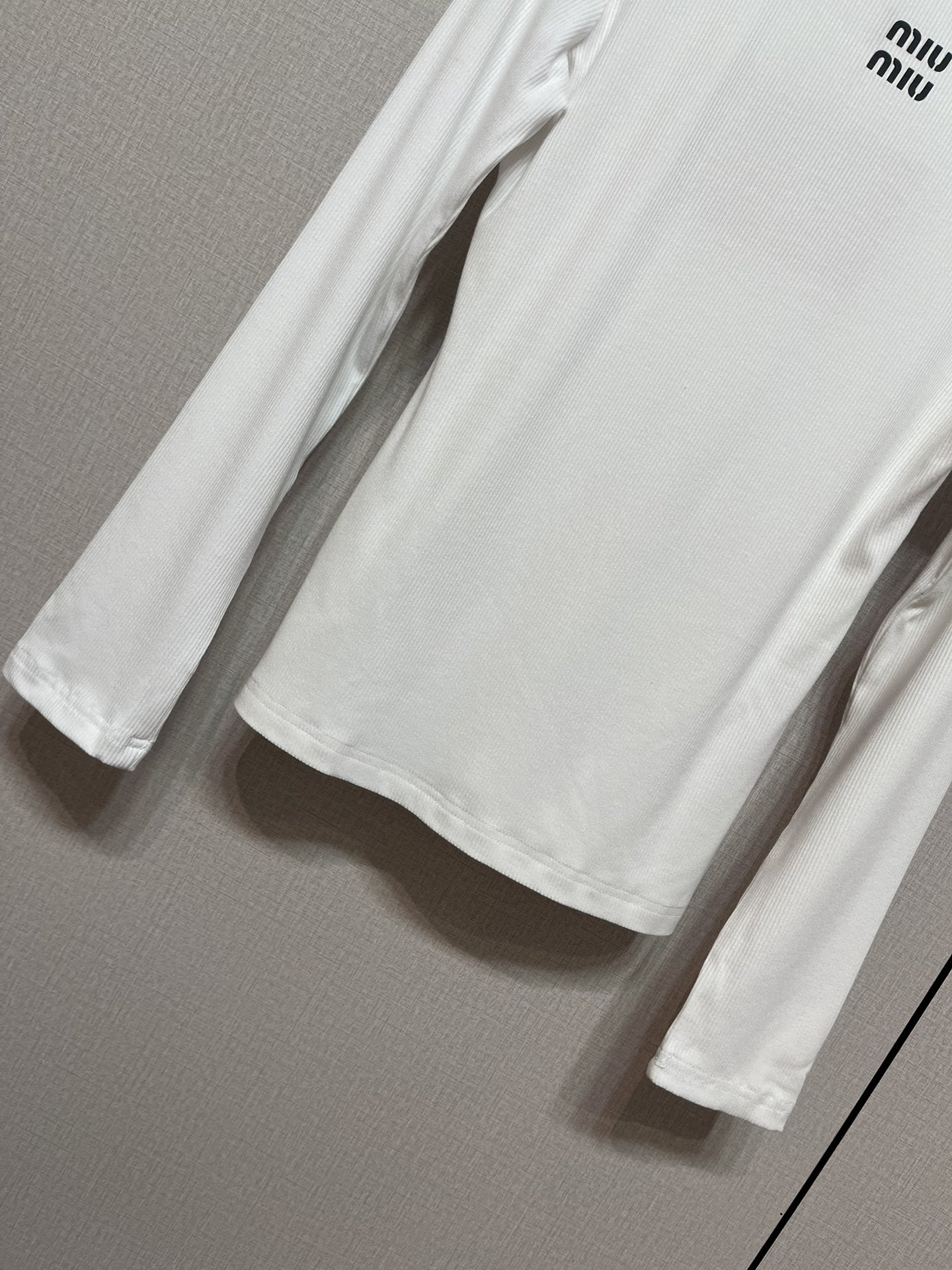 MIU! 2026 Spring/Autumn New Long-Sleeve Top with Horse Detail - Must-Have! 9 i1756361959 5263 7