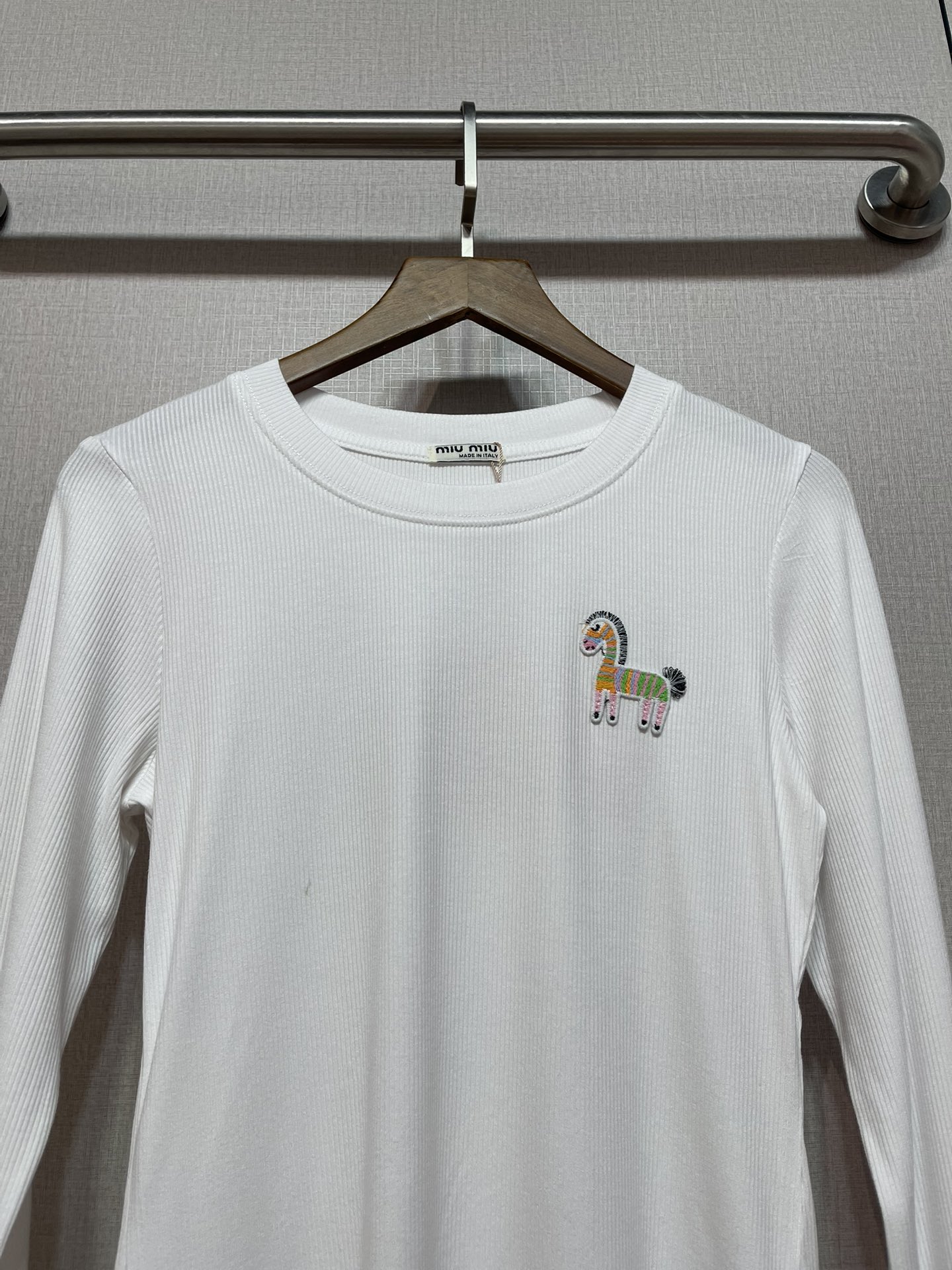 MIU! 2026 Spring/Autumn New Long-Sleeve Top with Horse Detail - Must-Have! 3 i1756361959 5438 5
