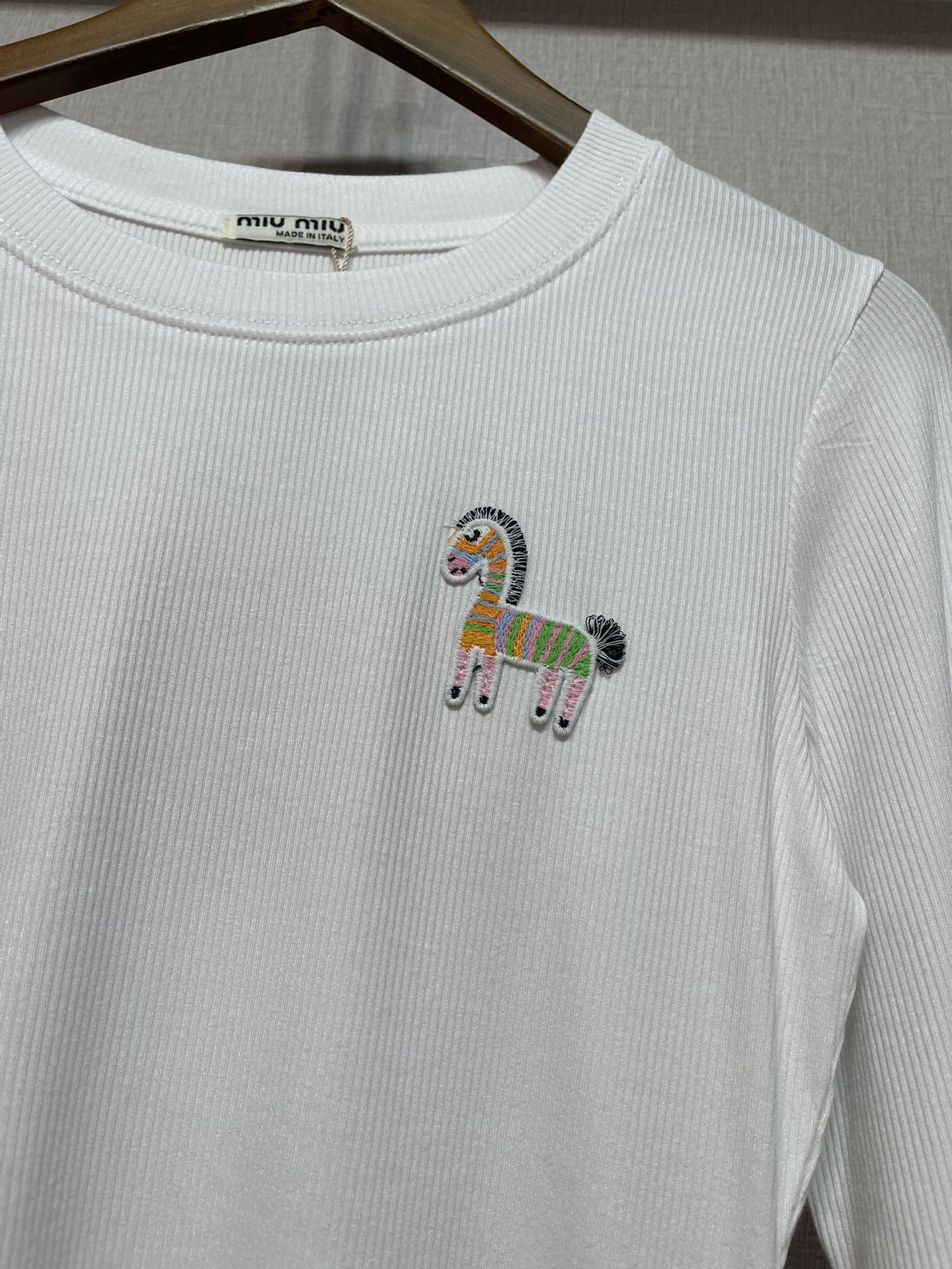 MIU! 2026 Spring/Autumn New Long-Sleeve Top with Horse Detail - Must-Have! 4 i1756361959 5693 6