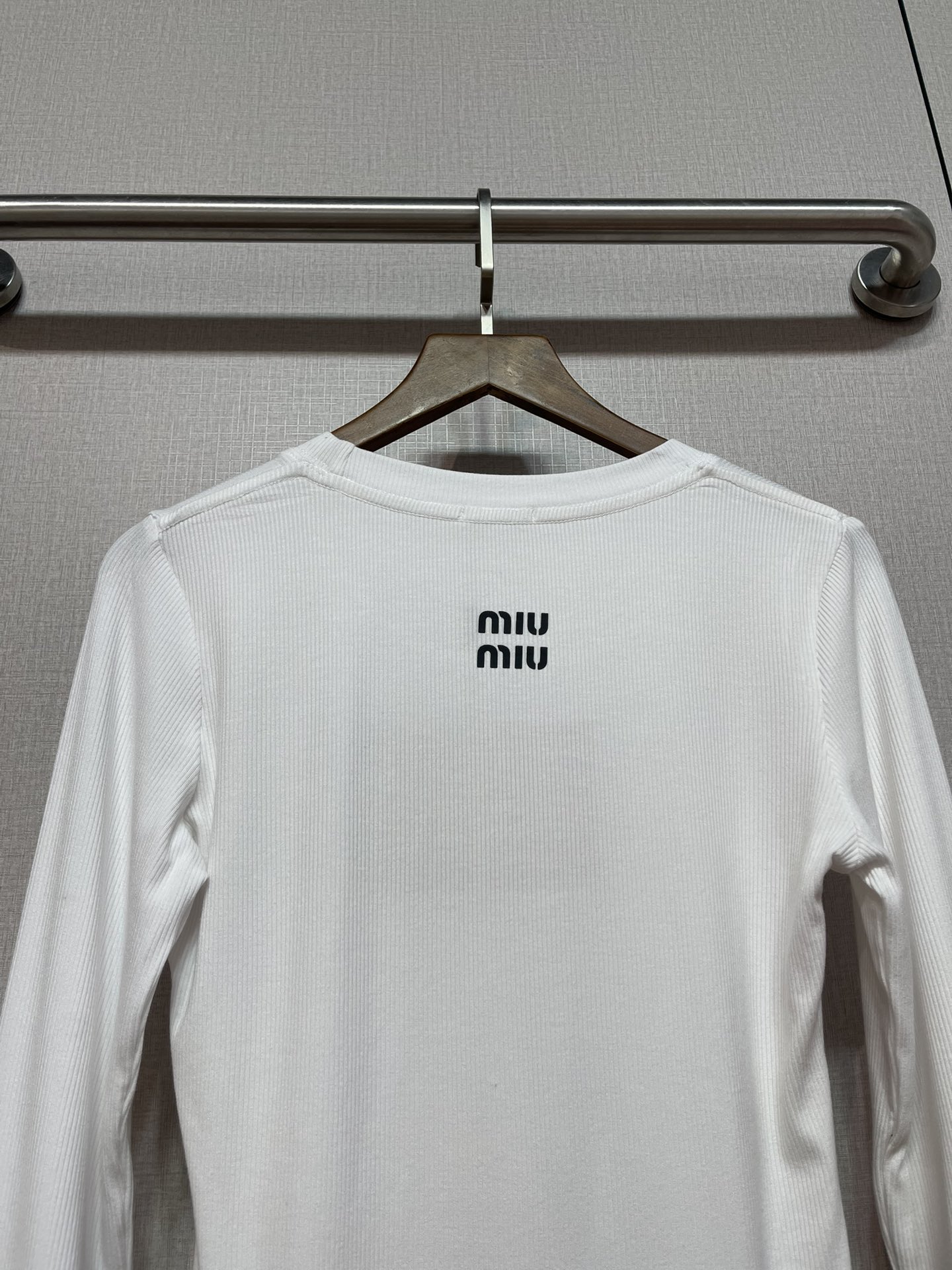 MIU! 2026 Spring/Autumn New Long-Sleeve Top with Horse Detail - Must-Have! 7 i1756361959 8396 2