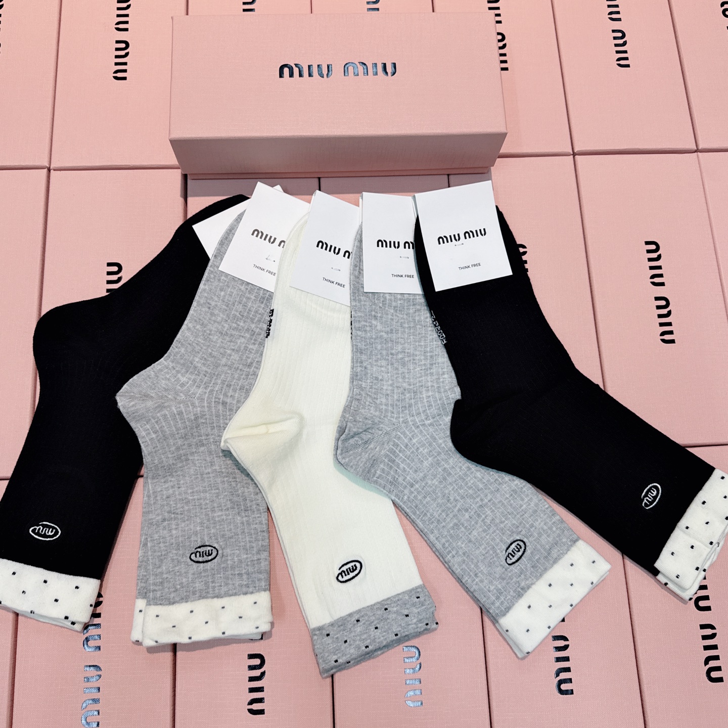 💛配专柜包装MiuMiu（缪缪）新款羊绒刺绣中长款堆堆袜袜子！一盒五双，专柜同步筒袜袜子，💛大牌出街，潮