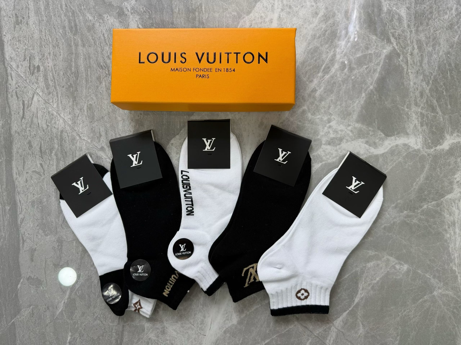 出新啦[庆祝][庆祝][庆祝]Louis Vuitton专柜同步发售、纯棉好质量、抗菌防霉、透气舒适、一