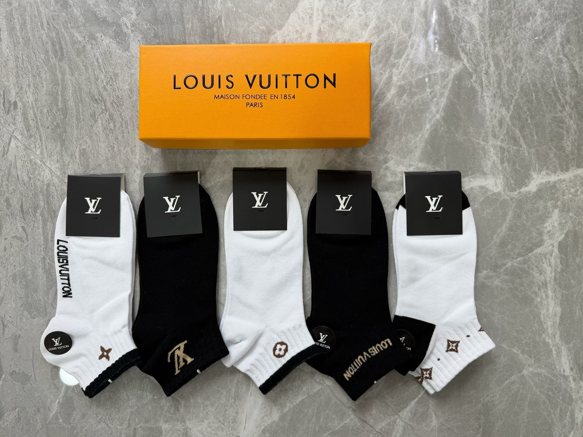 出新啦[庆祝][庆祝][庆祝]Louis Vuitton专柜同步发售、纯棉好质量、抗菌防霉、透气舒适、一