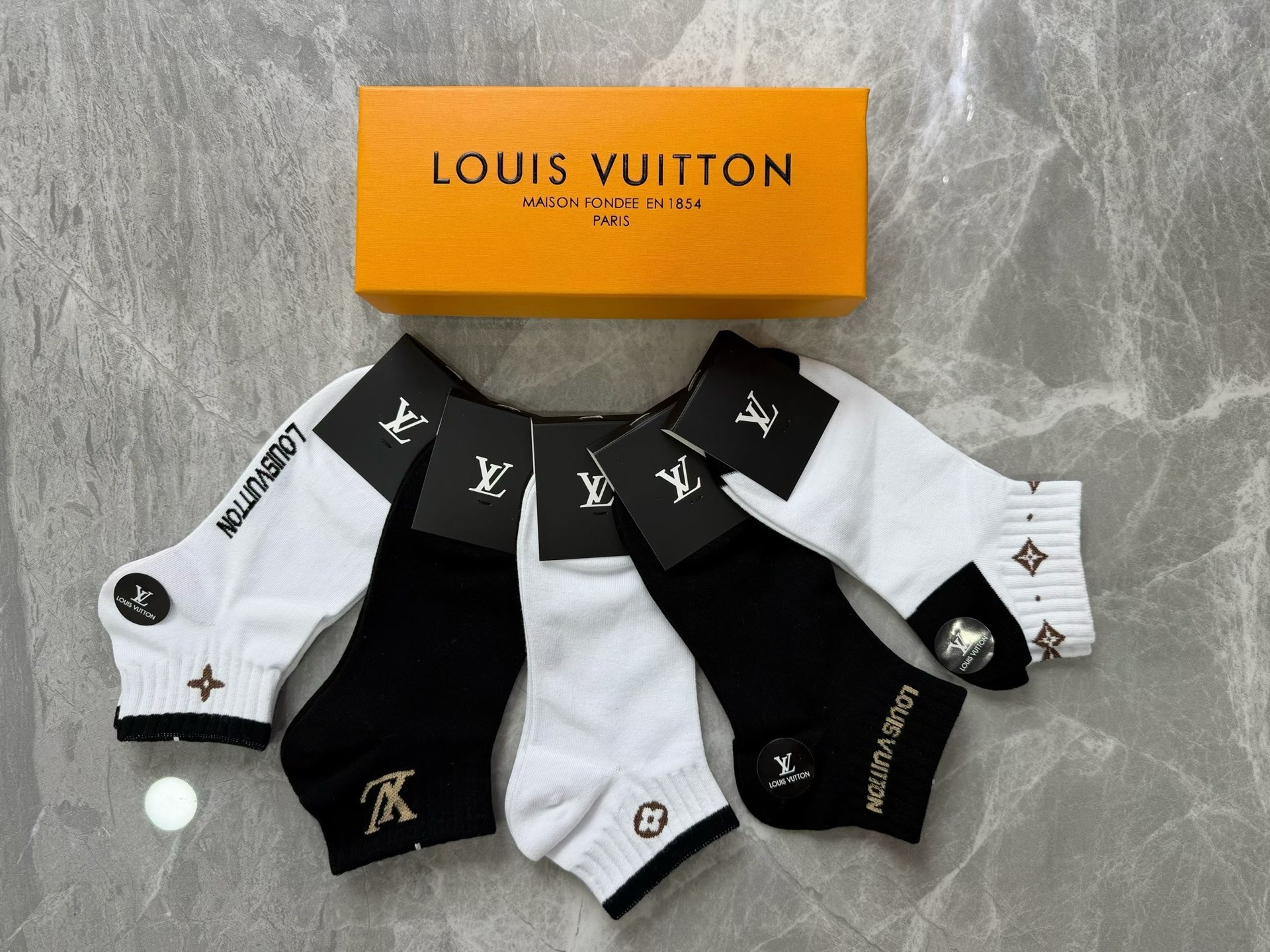 出新啦[庆祝][庆祝][庆祝]Louis Vuitton专柜同步发售、纯棉好质量、抗菌防霉、透气舒适、一