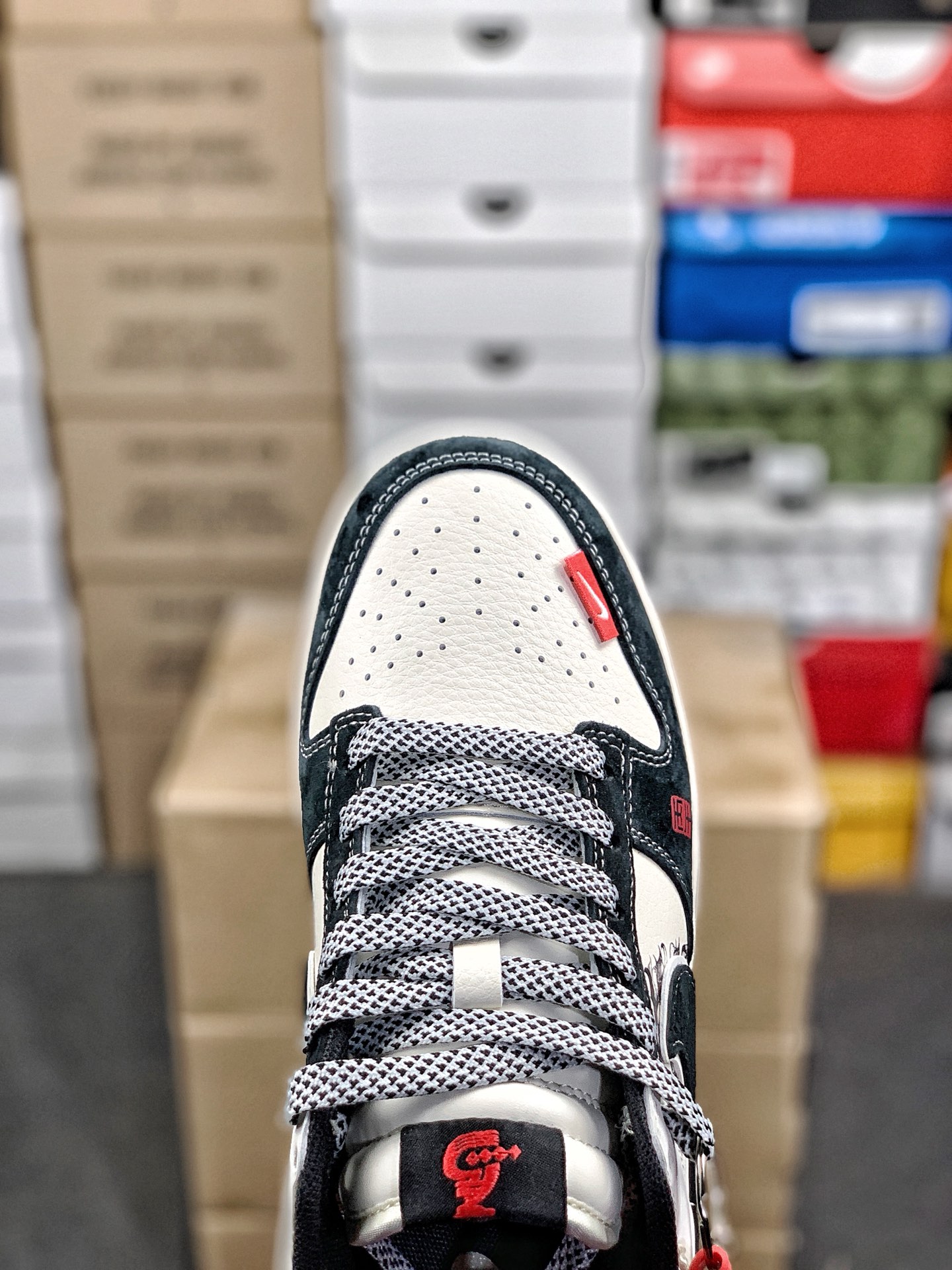 本地自取💰320 放店私
#马年限定 Nk SB Dunk Low 定制配色 
复古低帮休闲百搭板鞋 
公司级版本 定制鞋盒  大厂流水生产
超高清洁度 皮料切割干净无任何毛边 
橡胶大底 防滑耐磨 舒适上脚
货号：CX5050-Y60
尺码：36 36.5 37.5 38 38.5 39 40 40.5 41 42 42.5 43 44 44.5 45
编码#A43YTGLB20