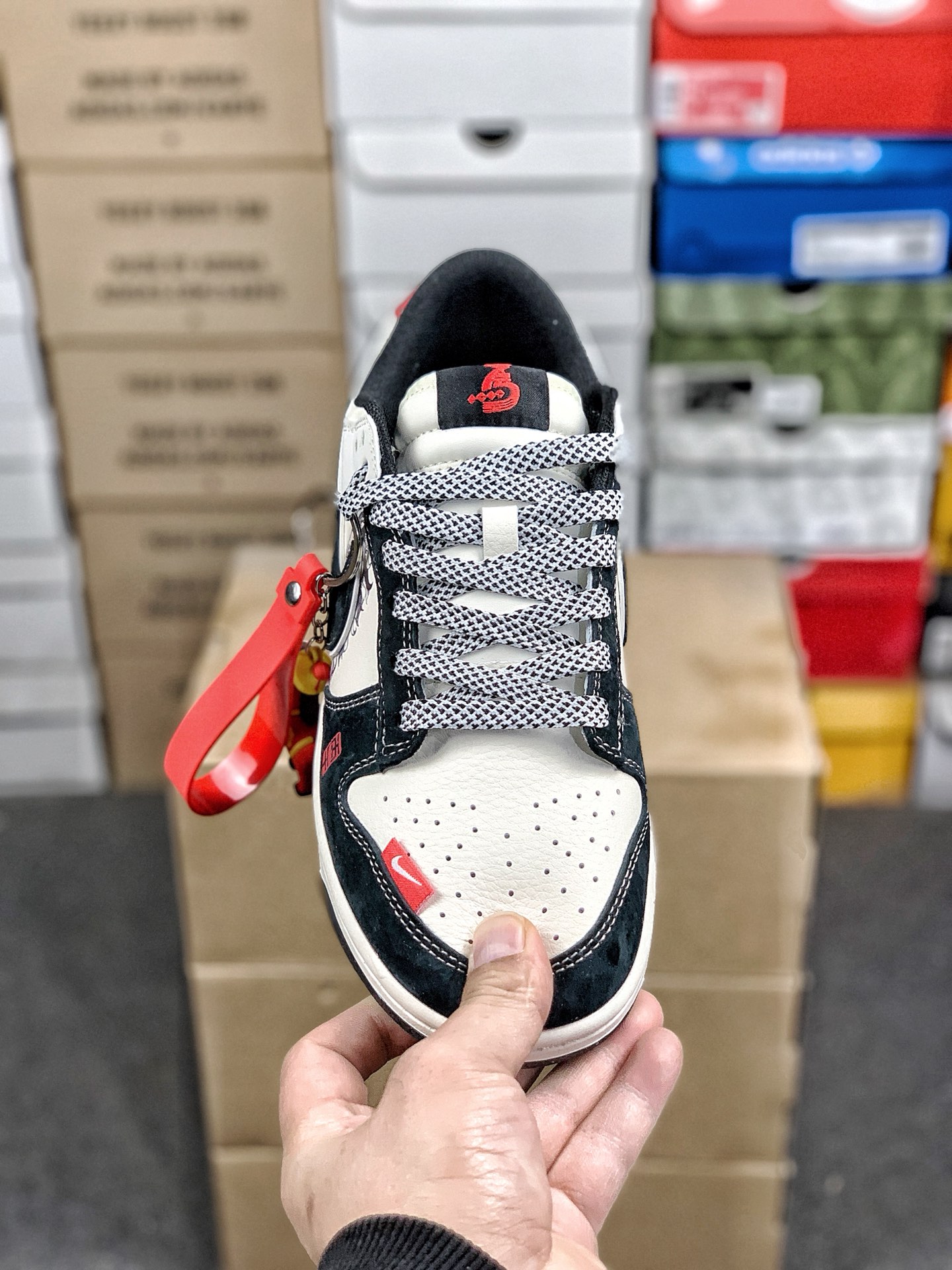 本地自取💰320 放店私
#马年限定 Nk SB Dunk Low 定制配色 
复古低帮休闲百搭板鞋 
公司级版本 定制鞋盒  大厂流水生产
超高清洁度 皮料切割干净无任何毛边 
橡胶大底 防滑耐磨 舒适上脚
货号：CX5050-Y60
尺码：36 36.5 37.5 38 38.5 39 40 40.5 41 42 42.5 43 44 44.5 45
编码#A43YTGLB20