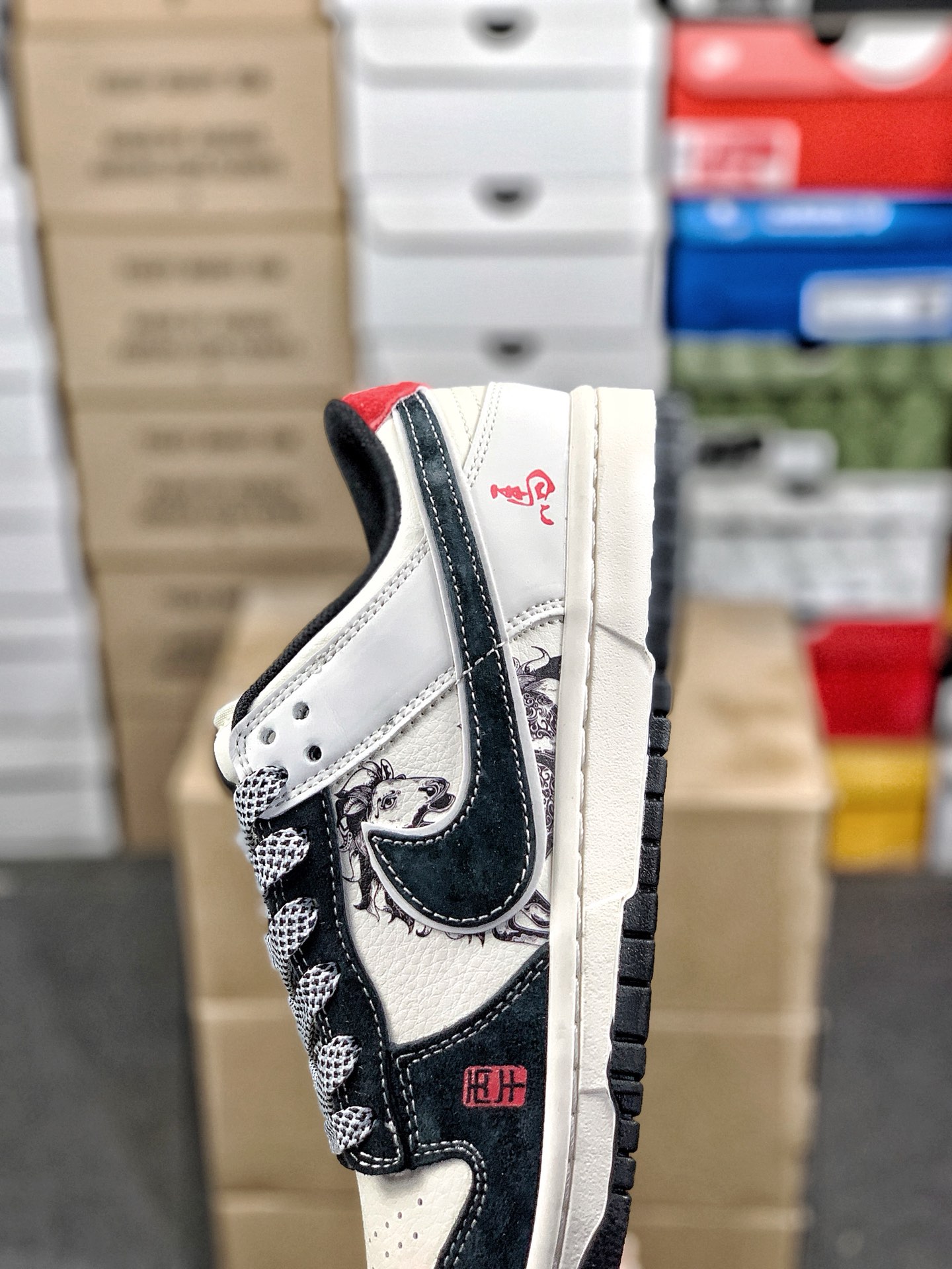 本地自取💰320 放店私
#马年限定 Nk SB Dunk Low 定制配色 
复古低帮休闲百搭板鞋 
公司级版本 定制鞋盒  大厂流水生产
超高清洁度 皮料切割干净无任何毛边 
橡胶大底 防滑耐磨 舒适上脚
货号：CX5050-Y60
尺码：36 36.5 37.5 38 38.5 39 40 40.5 41 42 42.5 43 44 44.5 45
编码#A43YTGLB20