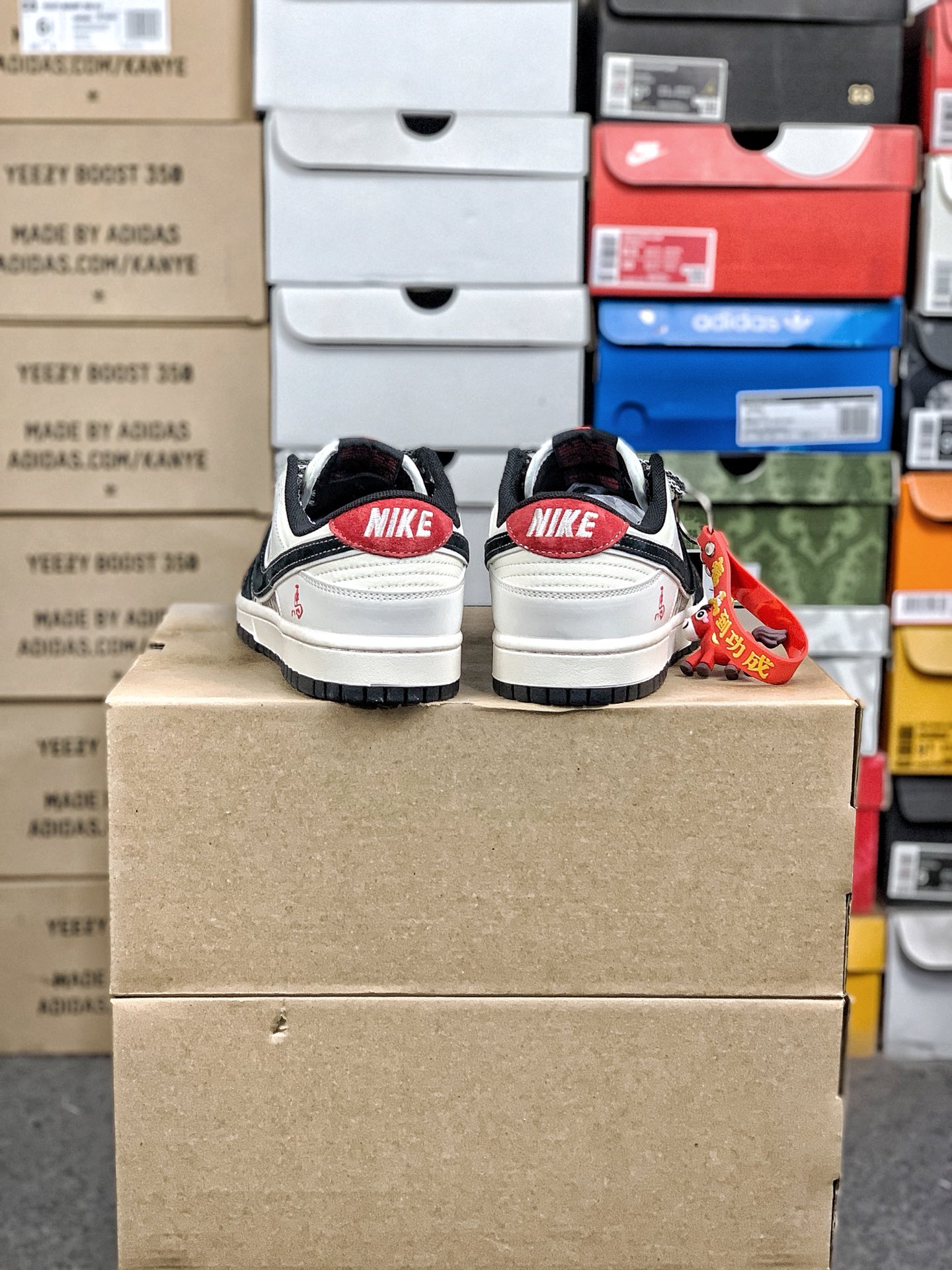 本地自取💰320 放店私
#马年限定 Nk SB Dunk Low 定制配色 
复古低帮休闲百搭板鞋 
公司级版本 定制鞋盒  大厂流水生产
超高清洁度 皮料切割干净无任何毛边 
橡胶大底 防滑耐磨 舒适上脚
货号：CX5050-Y60
尺码：36 36.5 37.5 38 38.5 39 40 40.5 41 42 42.5 43 44 44.5 45
编码#A43YTGLB20