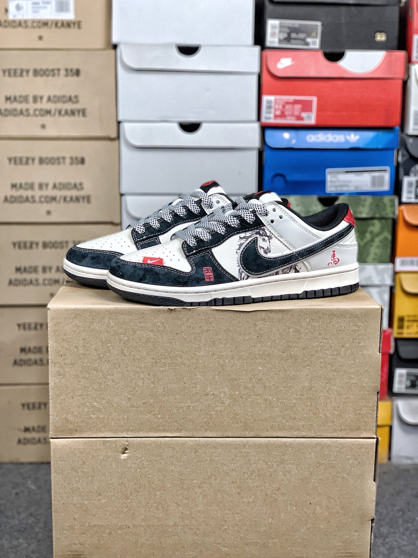 本地自取💰320 放店私
#马年限定 Nk SB Dunk Low 定制配色 
复古低帮休闲百搭板鞋 
公司级版本 定制鞋盒  大厂流水生产
超高清洁度 皮料切割干净无任何毛边 
橡胶大底 防滑耐磨 舒适上脚
货号：CX5050-Y60
尺码：36 36.5 37.5 38 38.5 39 40 40.5 41 42 42.5 43 44 44.5 45
编码#A43YTGLB20