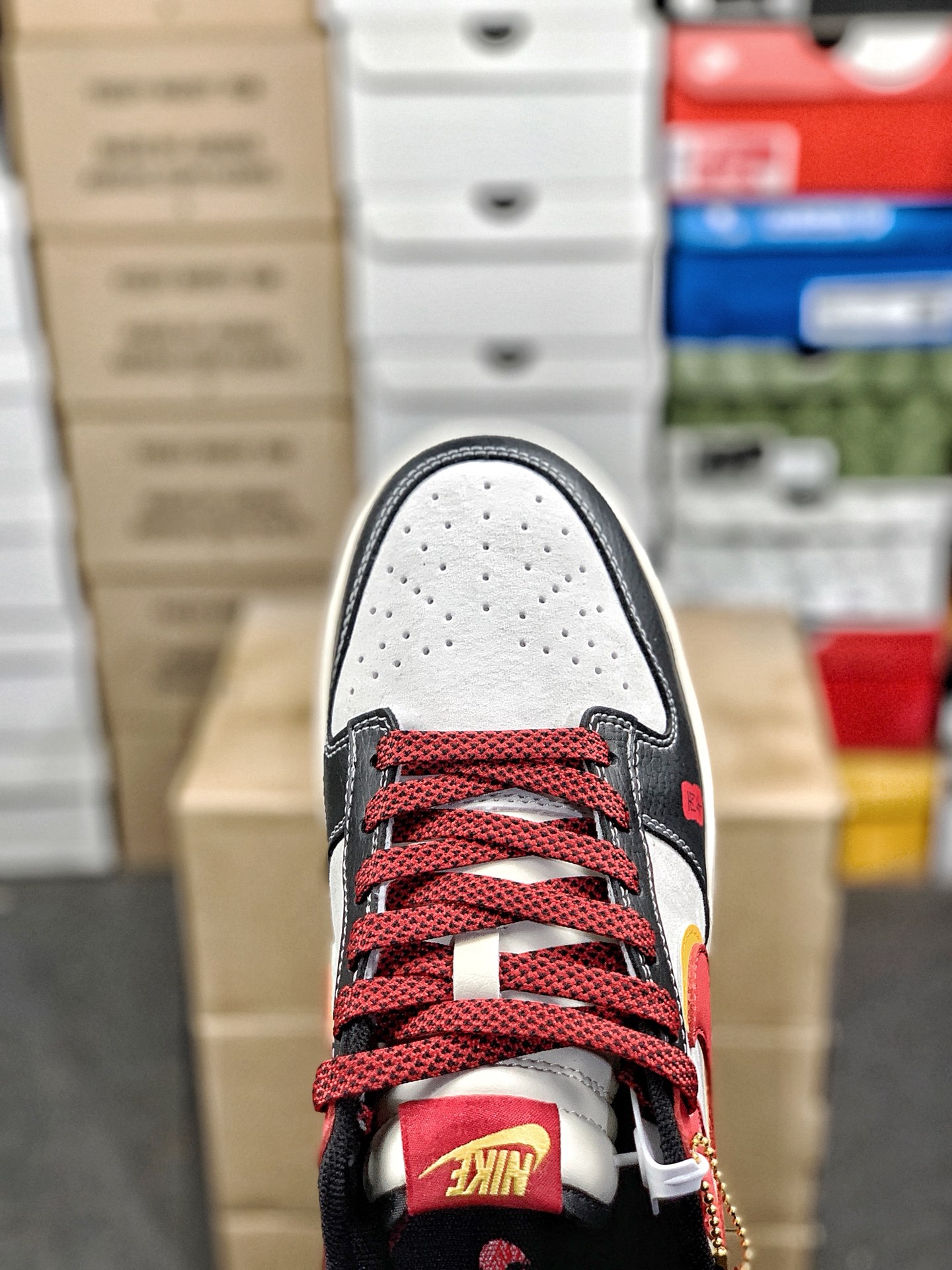 本地自取💰320 放店私
#马年限定 Nk SB Dunk Low 定制配色 
复古低帮休闲百搭板鞋 
公司级版本 定制鞋盒  大厂流水生产
超高清洁度 皮料切割干净无任何毛边 
橡胶大底 防滑耐磨 舒适上脚
货号：CX5050-Y63
尺码：36 36.5 37.5 38 38.5 39 40 40.5 41 42 42.5 43 44 44.5 45
编码#A43YTGLB20