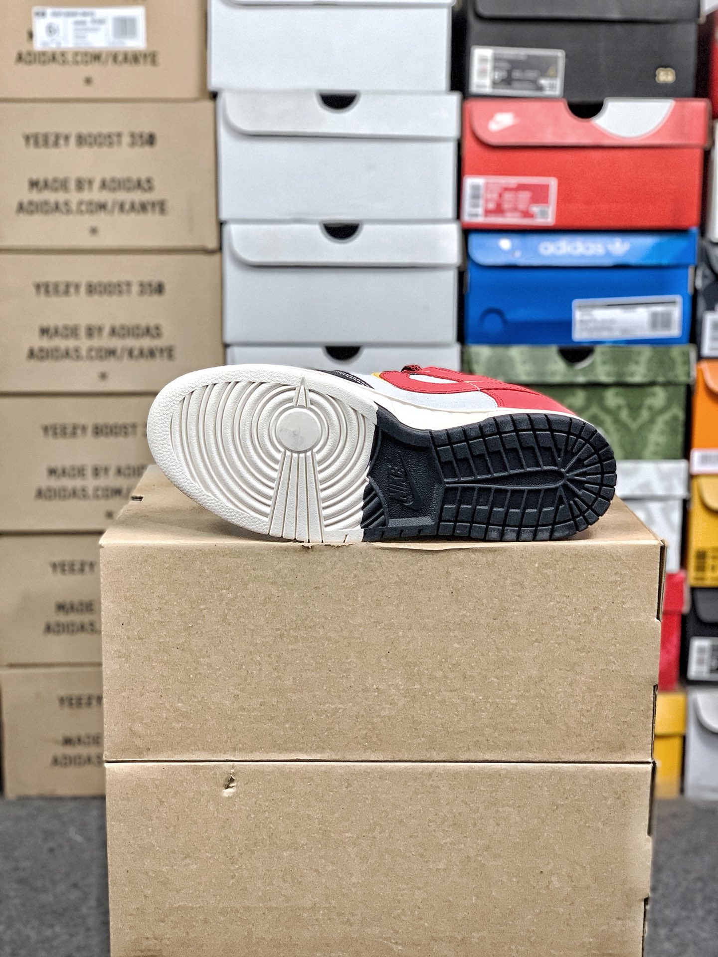 本地自取💰320 放店私
#马年限定 Nk SB Dunk Low 定制配色 
复古低帮休闲百搭板鞋 
公司级版本 定制鞋盒  大厂流水生产
超高清洁度 皮料切割干净无任何毛边 
橡胶大底 防滑耐磨 舒适上脚
货号：CX5050-Y63
尺码：36 36.5 37.5 38 38.5 39 40 40.5 41 42 42.5 43 44 44.5 45
编码#A43YTGLB20