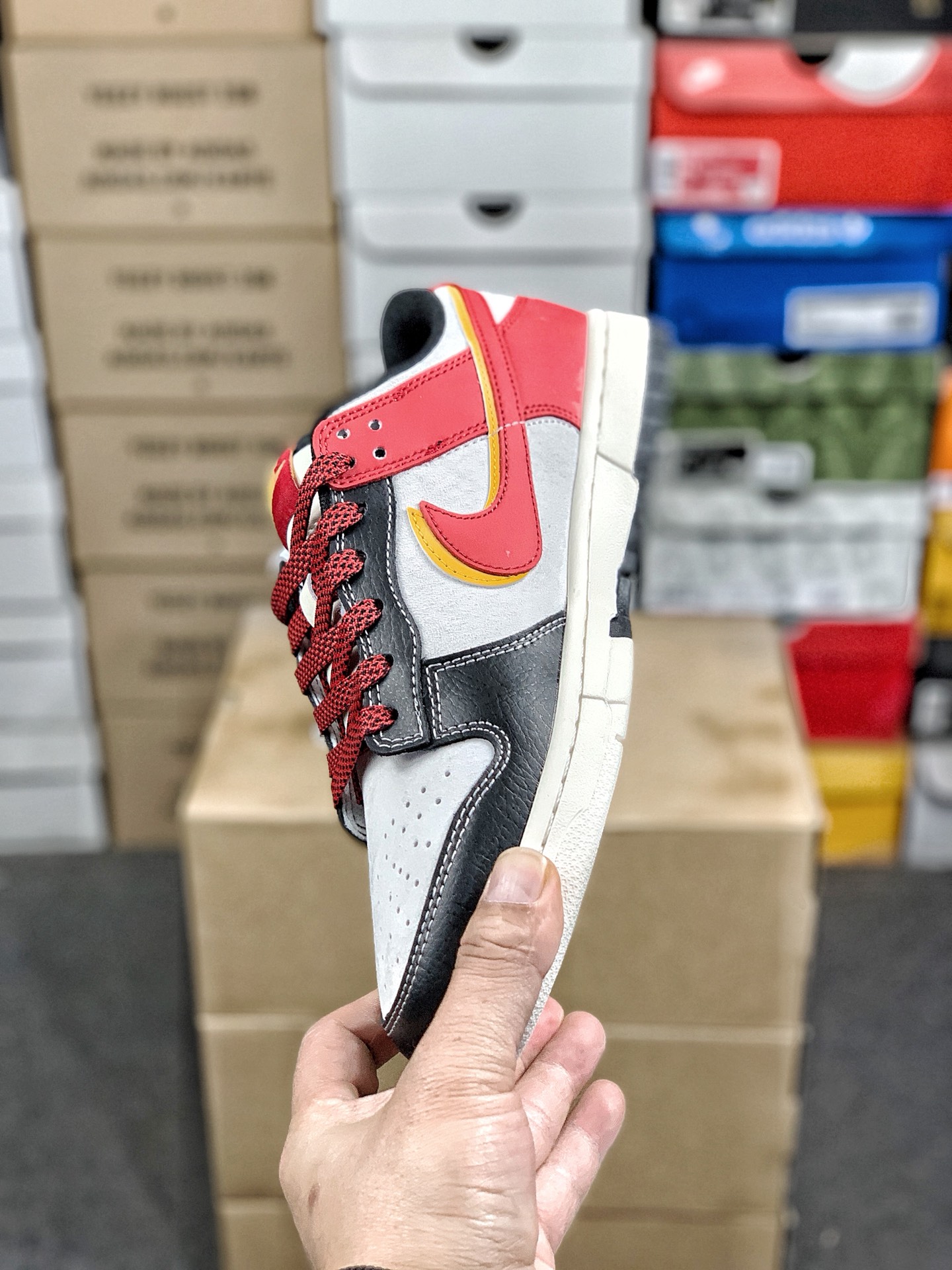 本地自取💰320 放店私
#马年限定 Nk SB Dunk Low 定制配色 
复古低帮休闲百搭板鞋 
公司级版本 定制鞋盒  大厂流水生产
超高清洁度 皮料切割干净无任何毛边 
橡胶大底 防滑耐磨 舒适上脚
货号：CX5050-Y63
尺码：36 36.5 37.5 38 38.5 39 40 40.5 41 42 42.5 43 44 44.5 45
编码#A43YTGLB20