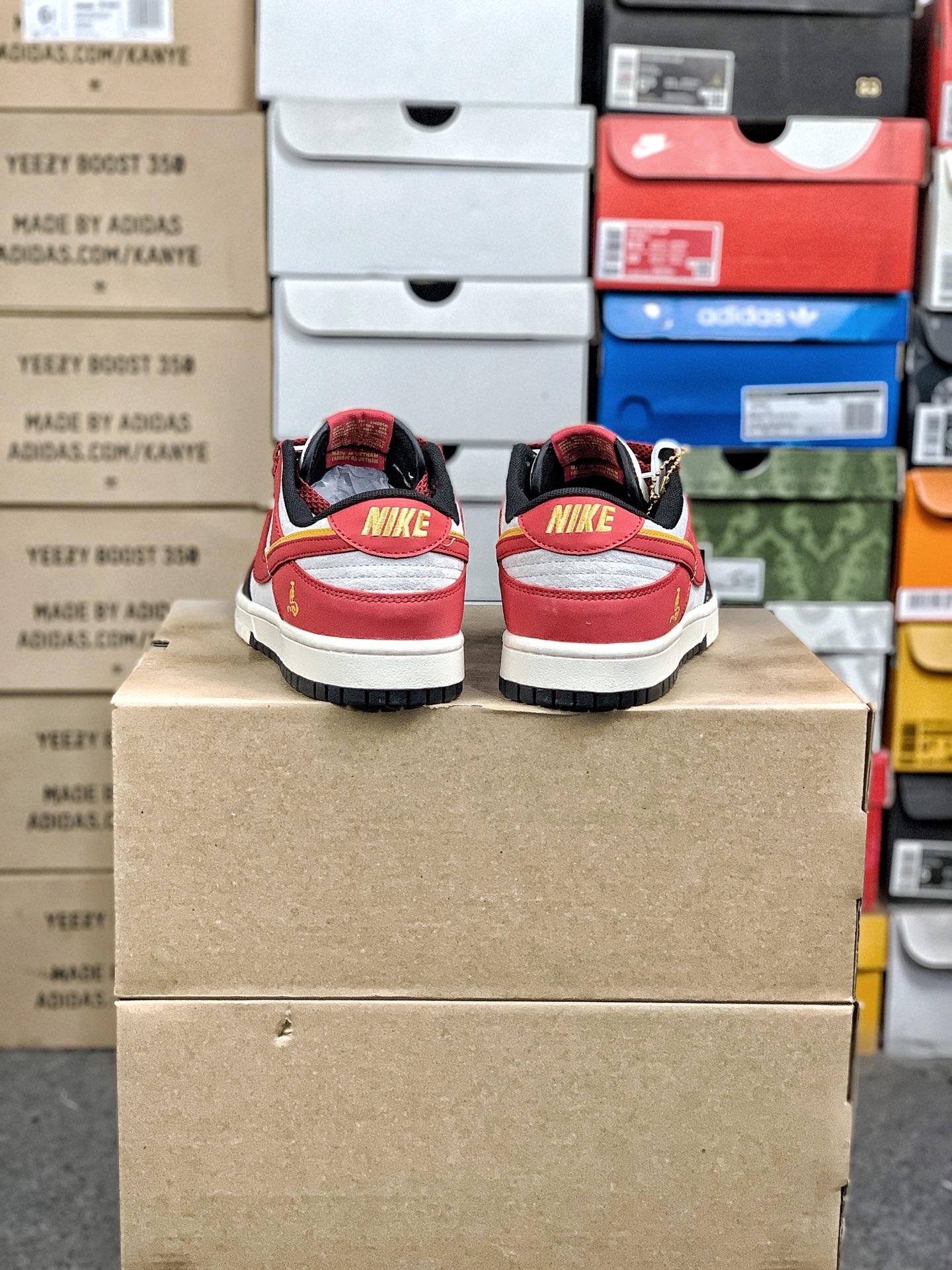 本地自取💰320 放店私
#马年限定 Nk SB Dunk Low 定制配色 
复古低帮休闲百搭板鞋 
公司级版本 定制鞋盒  大厂流水生产
超高清洁度 皮料切割干净无任何毛边 
橡胶大底 防滑耐磨 舒适上脚
货号：CX5050-Y63
尺码：36 36.5 37.5 38 38.5 39 40 40.5 41 42 42.5 43 44 44.5 45
编码#A43YTGLB20