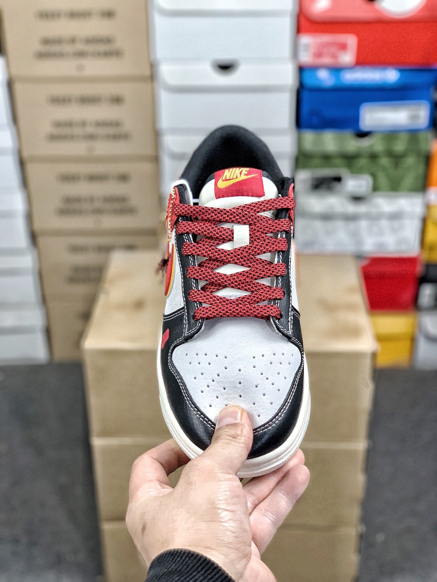 本地自取💰320 放店私
#马年限定 Nk SB Dunk Low 定制配色 
复古低帮休闲百搭板鞋 
公司级版本 定制鞋盒  大厂流水生产
超高清洁度 皮料切割干净无任何毛边 
橡胶大底 防滑耐磨 舒适上脚
货号：CX5050-Y63
尺码：36 36.5 37.5 38 38.5 39 40 40.5 41 42 42.5 43 44 44.5 45
编码#A43YTGLB20