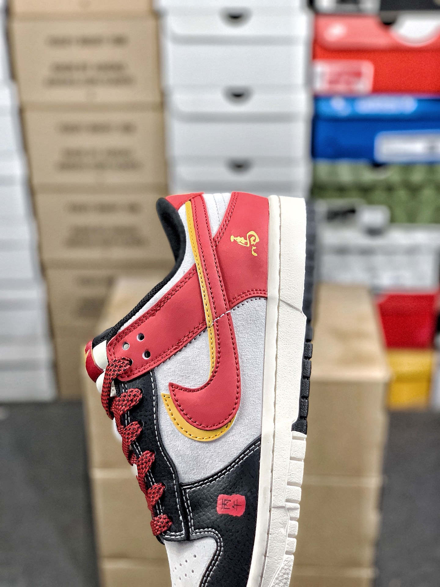 本地自取💰320 放店私
#马年限定 Nk SB Dunk Low 定制配色 
复古低帮休闲百搭板鞋 
公司级版本 定制鞋盒  大厂流水生产
超高清洁度 皮料切割干净无任何毛边 
橡胶大底 防滑耐磨 舒适上脚
货号：CX5050-Y63
尺码：36 36.5 37.5 38 38.5 39 40 40.5 41 42 42.5 43 44 44.5 45
编码#A43YTGLB20